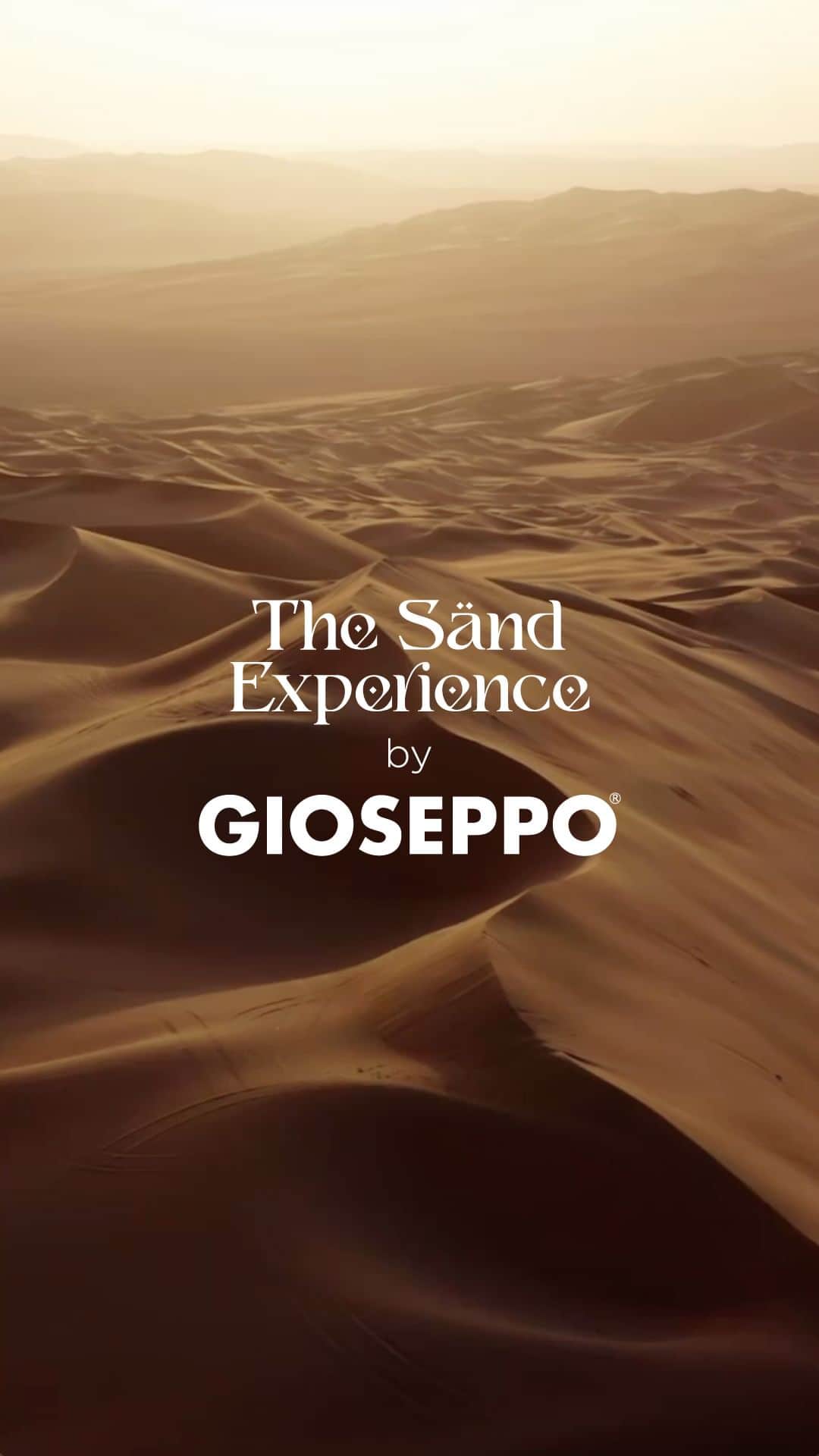ジオセッポのインスタグラム：「#TheSandExperience nos transporta a un oasis de estilo inspirado en las dunas saharianas.  Cada paso en este recorrido nos conecta con la elegancia de la naturaleza y se funde con las formas y los colores que inspiran los nuevos diseños 🧡 ____  #TheSandExperience transports us to an oasis of style inspired by the Saharan dunes. Each step on this journey connects us with the elegance of nature, blending with the shapes and colors that inspire the new designs 🧡  #GioseppoWoman #GioseppoAccesories」