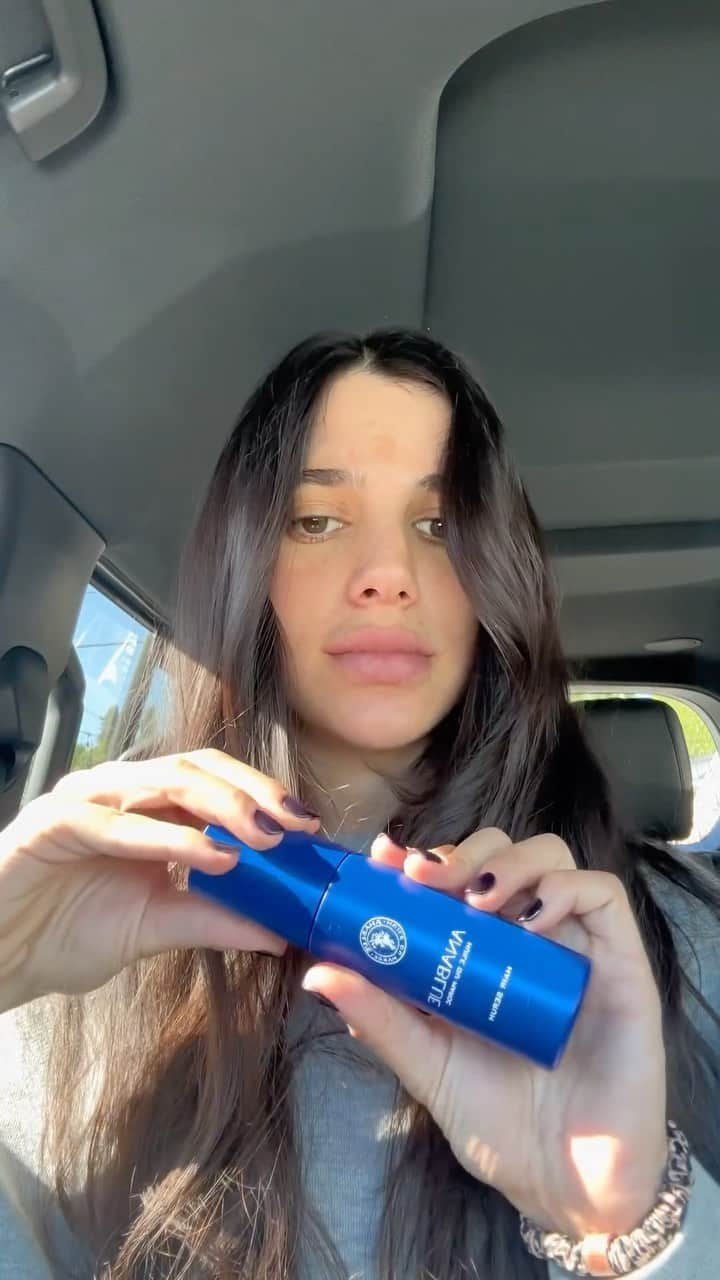 ローレン・ペルツのインスタグラム：「Never without my @anablueofficial , and my hair is never not shining ✨✨」