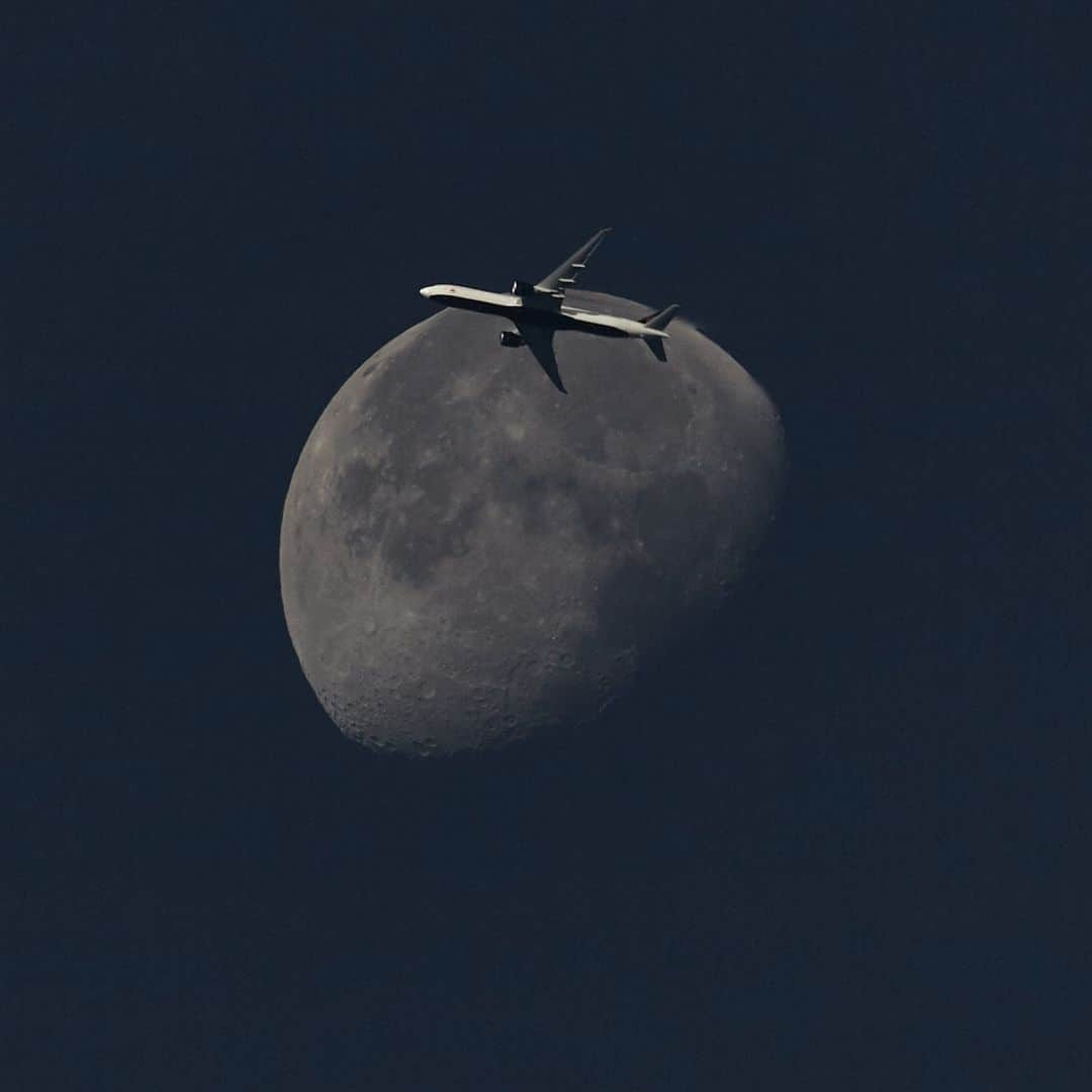 AIR CANADAのインスタグラム：「🎶 “Fly me to moon…” 🎶  📸: @etnn_104_harry . . 🎶 Pourquoi t’es dans la lune? 🎶  📸: @etnn_104_harry」