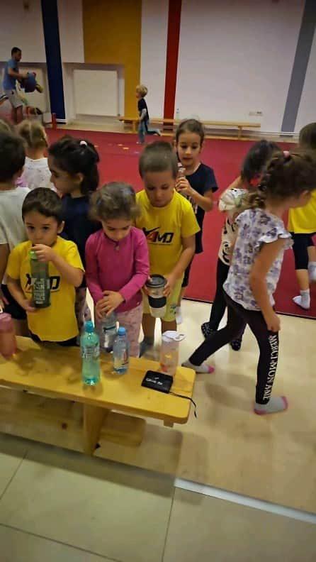 マリアン・ドラグレスクのインスタグラム：「Energie pură ... 😁🥰 #amdgym #cursurigimnasticacopii  #petreceripentrucopii  #academiamariandragulescu #fun #learning #sports #gymnastics #happykids #gymlife #kidsactivities #gymnova #goodvibes #activitatipentrucopii #gimnastica #distractie #educatie #educatieprinsport #cursurigimnastica #petrecericopii #birthdayparty #birthday #party #academiadegimnastica #academiamariandragulescu #champion #follow #friends #goodlife #getfit」