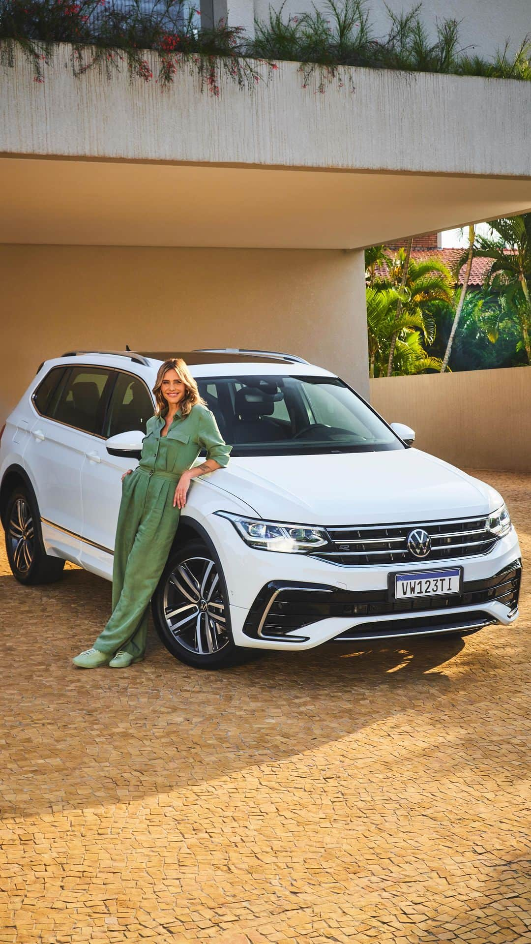 フェルナンダ・リマのインスタグラム：「O mais novo SUVW chega hoje com tudo para você se apaixonar de novo: Tiguan Allspace R-Line, pronto para receber toda a sua família. Venha conhecer esse lançamento com a @fernandalima. Esperamos por você nas nossas concessionárias! Acesse o Link na Bio. #VWBrasil #TiguanAllspace  #VWParaTodos Um vídeo que começa com a Fernanda Lima, na garagem de uma casa, apresentando o novo Tiguan Allspace R-Line, branco, estacionado na garagem de uma casa. Logo, ela entra no carro e apresenta o seu espaço interno e novos atributos. Seguimos para uma nova cena, com a Fernanda Lima com compras nas mãos, abrindo o porta-malas com o pé, usando um sensor de aproximação. Seguimos para uma nova cena, com a Fernanda Lima dentro do Tiguan, mostrando suas novas tecnologias. Finaliza com a Fernanda Lima fazendo um convite para o lançamento do carro, dia nove de novembro, nas concessionárias.」