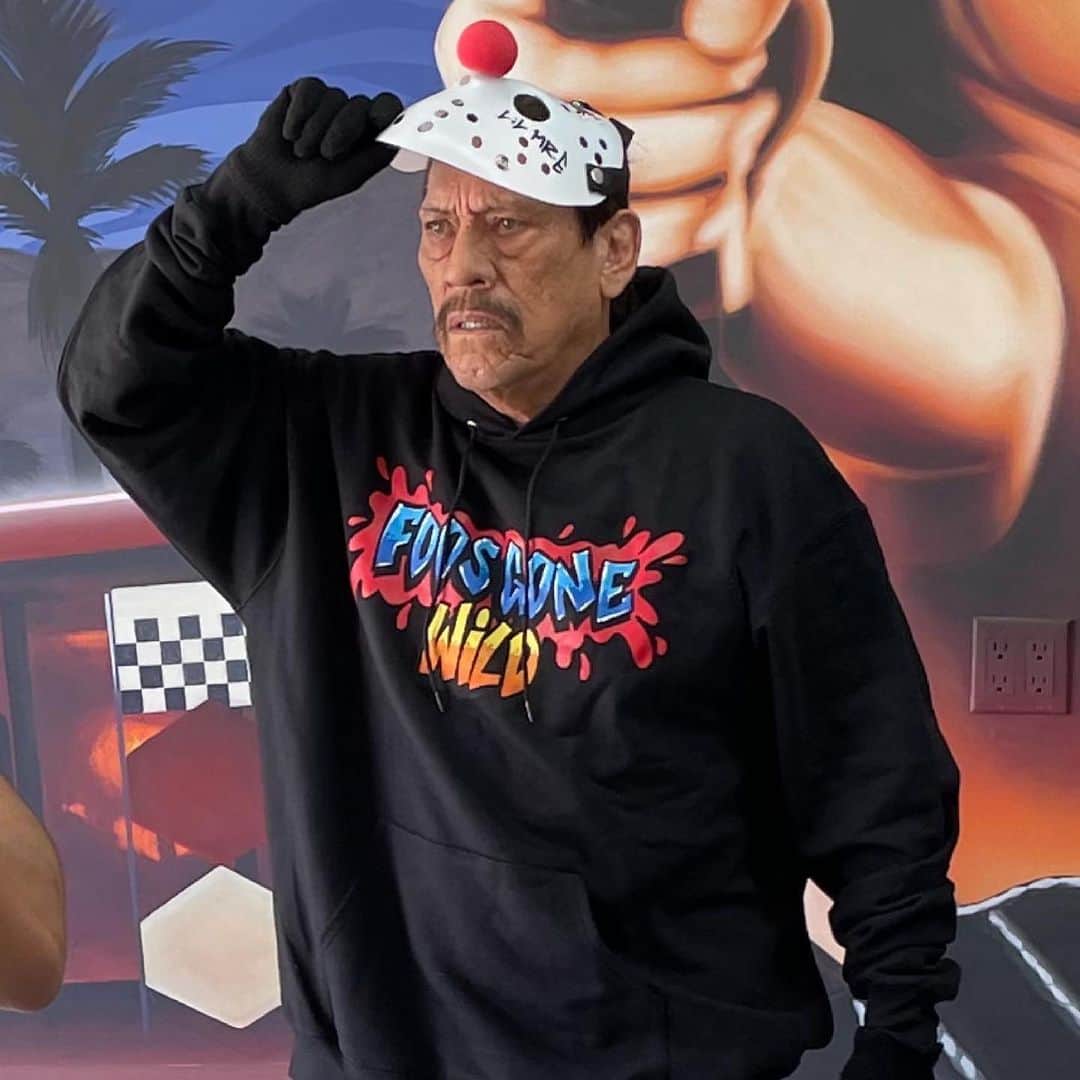 ダニー・トレホのインスタグラム：「LOOK AT IT CLOSELY @officialdannytrejo @lilmr.e #TBT」