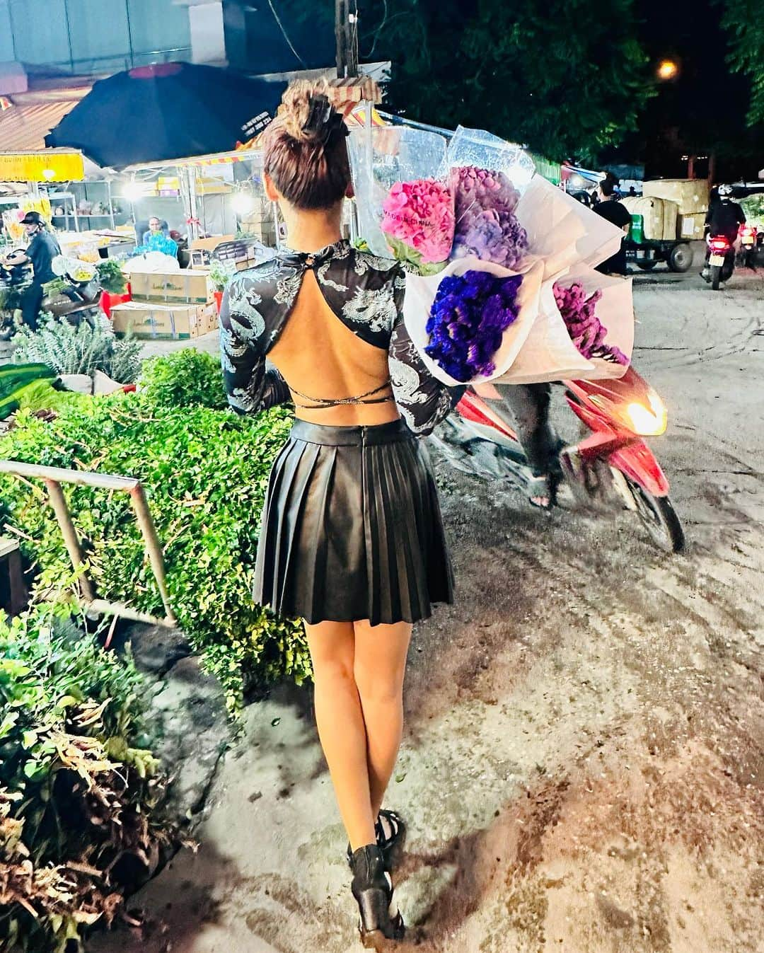 April Imanさんのインスタグラム写真 - (April ImanInstagram)「First time at a night flower market 🌙🌺💐🌼🌷🌸🌻 . . . . #apriliman #summertime #summervibes #summerstyle #summeroutfit #ootdfashion #fashionblogger #modellife #modeling #feminine #womanstyle #singaporean #singaporegirl #worldtraveler #globetrotter #smileygirl #happygirl #hanoitravel #travelfashion #backless #flowermarket #flowers #happylife #summergirl #summertimevibes」11月10日 4時14分 - april_iman