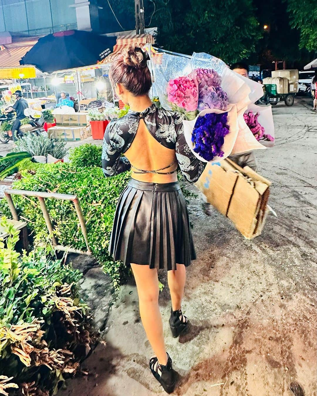 April Imanさんのインスタグラム写真 - (April ImanInstagram)「First time at a night flower market 🌙🌺💐🌼🌷🌸🌻 . . . . #apriliman #summertime #summervibes #summerstyle #summeroutfit #ootdfashion #fashionblogger #modellife #modeling #feminine #womanstyle #singaporean #singaporegirl #worldtraveler #globetrotter #smileygirl #happygirl #hanoitravel #travelfashion #backless #flowermarket #flowers #happylife #summergirl #summertimevibes」11月10日 4時14分 - april_iman