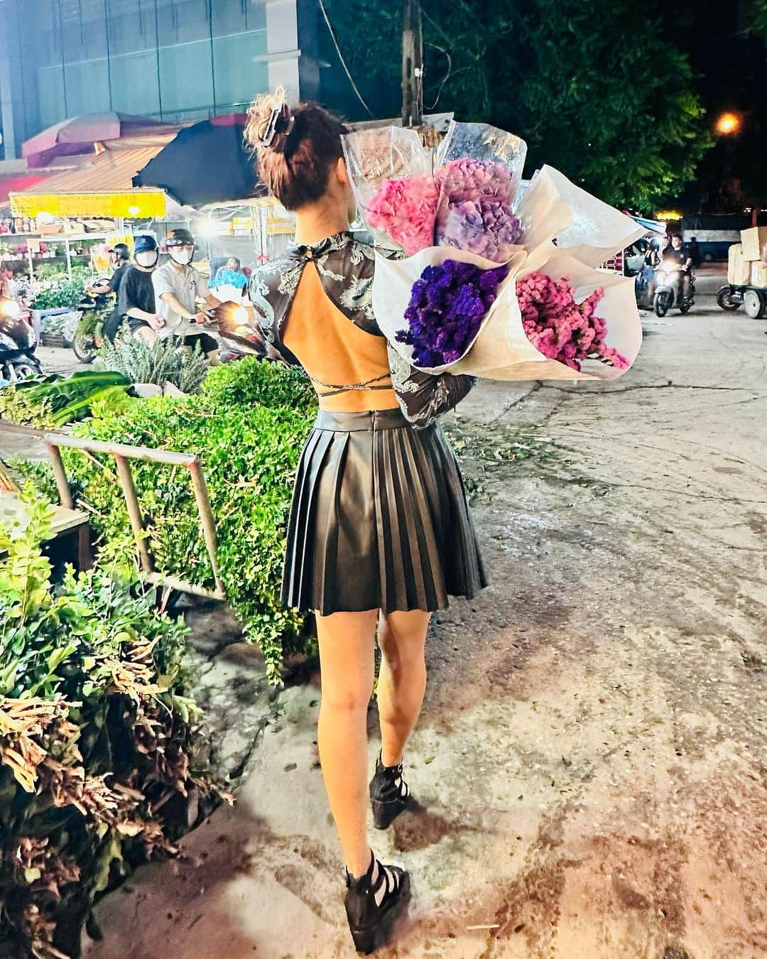 April Imanさんのインスタグラム写真 - (April ImanInstagram)「First time at a night flower market 🌙🌺💐🌼🌷🌸🌻 . . . . #apriliman #summertime #summervibes #summerstyle #summeroutfit #ootdfashion #fashionblogger #modellife #modeling #feminine #womanstyle #singaporean #singaporegirl #worldtraveler #globetrotter #smileygirl #happygirl #hanoitravel #travelfashion #backless #flowermarket #flowers #happylife #summergirl #summertimevibes」11月10日 4時14分 - april_iman