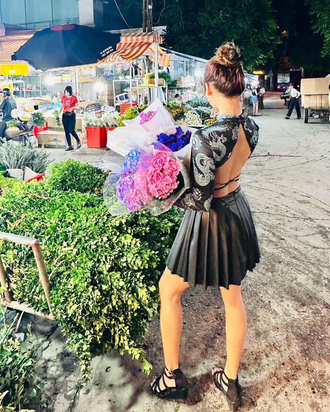 April Imanさんのインスタグラム写真 - (April ImanInstagram)「First time at a night flower market 🌙🌺💐🌼🌷🌸🌻 . . . . #apriliman #summertime #summervibes #summerstyle #summeroutfit #ootdfashion #fashionblogger #modellife #modeling #feminine #womanstyle #singaporean #singaporegirl #worldtraveler #globetrotter #smileygirl #happygirl #hanoitravel #travelfashion #backless #flowermarket #flowers #happylife #summergirl #summertimevibes」11月10日 4時14分 - april_iman
