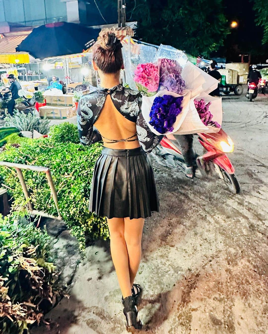 April Imanのインスタグラム：「First time at a night flower market 🌙🌺💐🌼🌷🌸🌻 . . . . #apriliman #summertime #summervibes #summerstyle #summeroutfit #ootdfashion #fashionblogger #modellife #modeling #feminine #womanstyle #singaporean #singaporegirl #worldtraveler #globetrotter #smileygirl #happygirl #hanoitravel #travelfashion #backless #flowermarket #flowers #happylife #summergirl #summertimevibes」