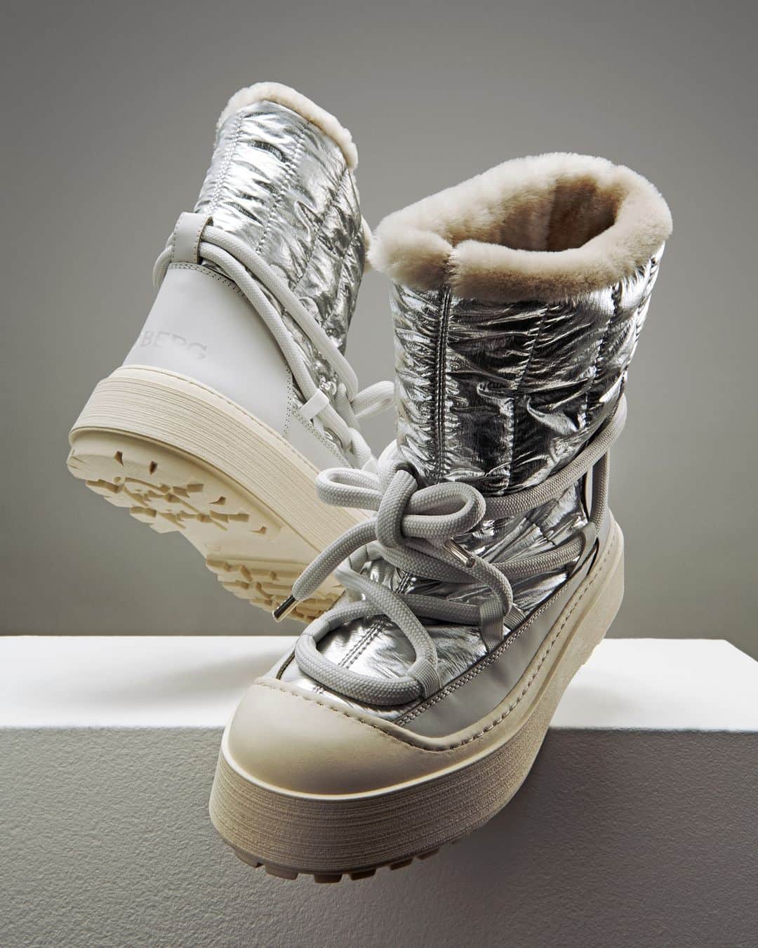 アイスバーグのインスタグラム：「Your perfect winter ally. Halfway between a hiking shoe and a sneaker, the ICEBERG leather boots, eco-shearling padded patent fabric and non-slip sole, perfect for any weather condition and terrain, thanks to the water-repellent coatings and non-slip rubber sole.  www.iceberg.com  #iceberg1974 #iceberg #icebergshoes #fw23 #newin」