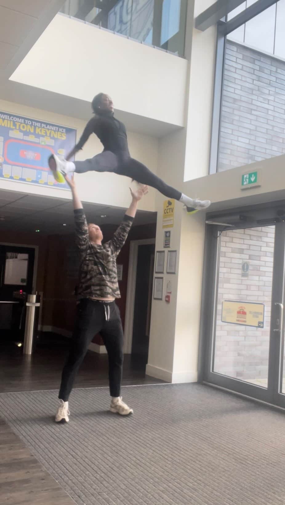 ヴァネッサ・ジェームスのインスタグラム：「*PROGRESS REPORT* 1 full week of training with Greg! 💪  He’s working hard and improving every day! 💥   Watch till the end… I left him alone on the ice for about 45s and found this gem when scrolling through the day’s footage. #goodsave 😂😂😂  #figureskating #pairskating #edeaskates #dancingonice #olympicchmapion #gregrutherford #vanessajames」