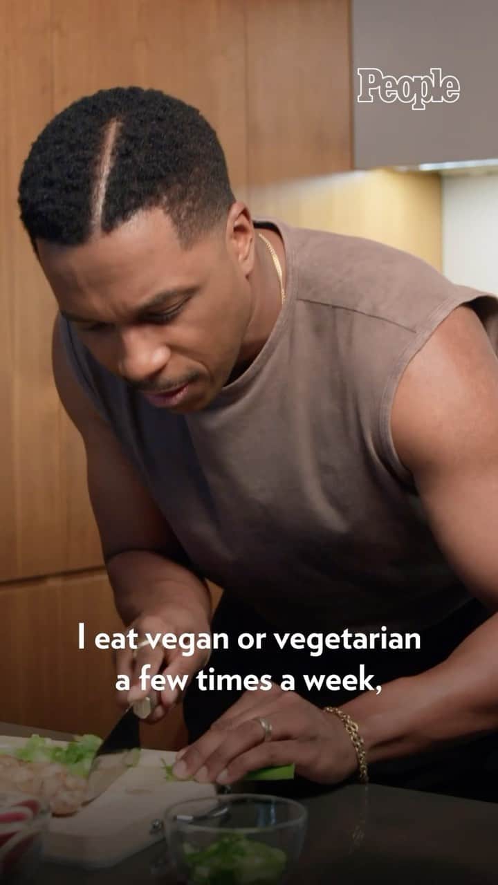 People Magazineのインスタグラム：「#LeslieOdomJr. says his beet poke bowl is “something that I make when I want to make my wife smile.” 💗」