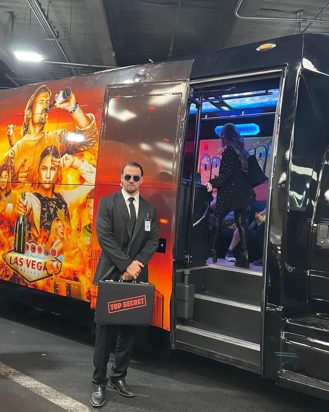 オーウェン・ダノフさんのインスタグラム写真 - (オーウェン・ダノフInstagram)「Just had a super fun couple of days in Vegas courtesy of @netflix to celebrate #obliterated from @cobrakaiseries creators @jonhurwitz @healdrules & @haydenschlossberg101. The show is totally original and unhinged, and my interview with the showrunners will be up soon on @screenrant!  Now excuse me while I recover from my sugar coma」11月10日 4時22分 - owendanoff