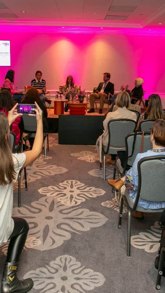 Margarida Corceiroのインスタグラム：「No dia 30 de outubro, o Lisbon Marriott Hotel voltou a receber mais uma edição da LuxWoman Talks. A LuxWoman não deixou passar em branco o outubro rosa e o Dia Nacional da Prevenção do Cancro da Mama e dedicou uma tarde a este tema tão relevante da saúde da mulher.  Pela lente de Tiago Frazão, acompanhe 2 minutos dos melhores momentos desta edição.  Não perca ainda a reportagem na @revistalux , que chegou hoje às bancas!  Agradecemos, mais uma vez, a presença de todas as pessoas que tiraram tempo para passarem uma tarde ao nosso lado. E também aos nossos parceiros C&A, Lisbon Marriott Hotel, Água Monchique, Aquassis Floristas, Enterprom, RFM, Rondinart, RXF Audiovisual e Samsung.  #luxwoman_pt #luxwomantalks #outubrorosa #C&A #lisbonmarriott #aquassisfloristas #rfmportugal #rxfgroup #technicallycreative #enterprom #opposite__studio #samsung」