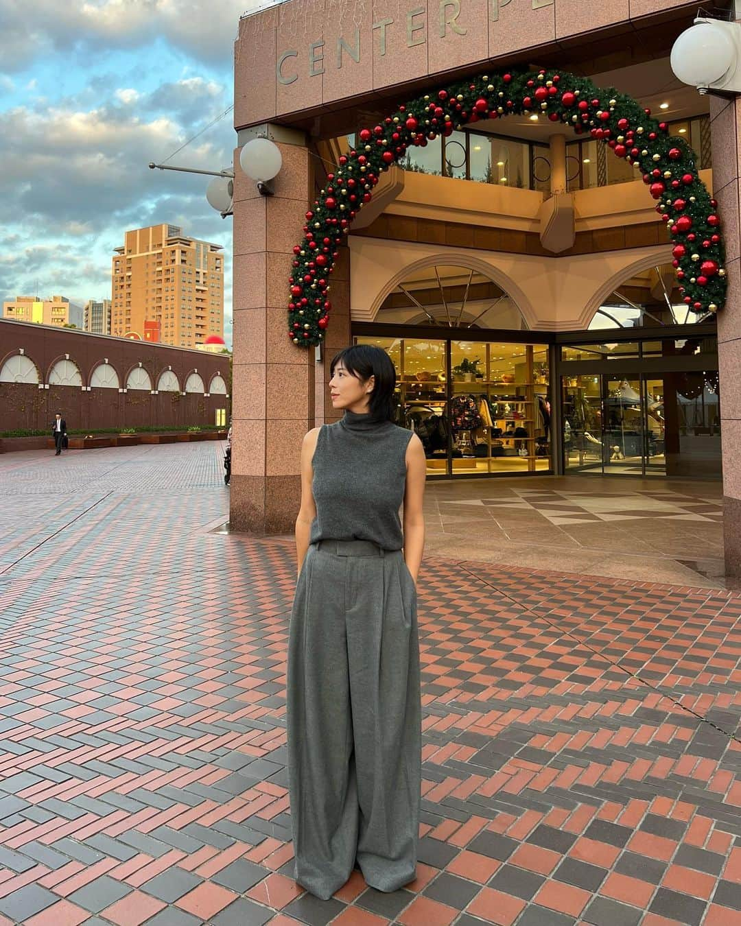 わちみなみさんのインスタグラム写真 - (わちみなみInstagram)「もうすぐクリスマス…🎄？ な街の様子に驚きー  最近の私は… @sbeautyclinic で レブライトとピーリングを✨ ファンデーションの色が合わないぐらい、トーンアップしてきた🫶  トップスは @chicjoc_official  中国のブランド✨ カシミヤであたたかくて 形も良い〜！  パンツは @timelesswomen_official  @tsugumiw   かわいすぎる🖤  #エスビューティークリニック  #chicjoc #timelesswoman #秋服　#秋服コーデ　#美容」11月9日 19時34分 - wacchime