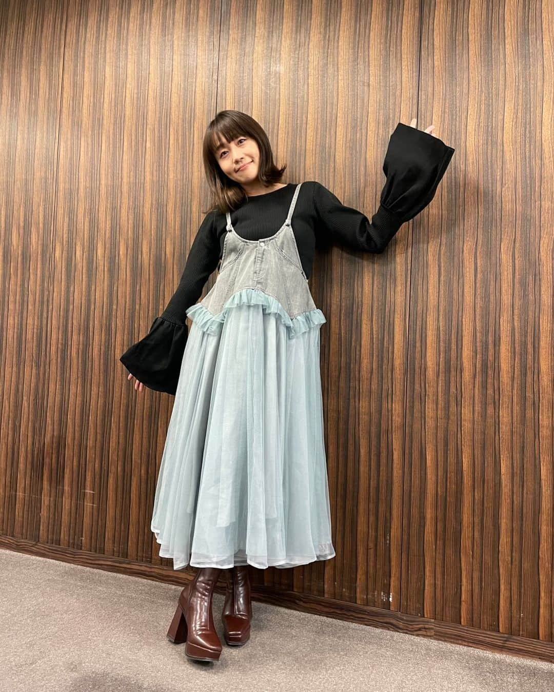 矢井田瞳のインスタグラム：「最近、フレア袖がお気に入り♡ チュールワンピースも甘すぎずでかわいかったー！  thanks!  袖フレアリブニット🧶 @auntmaries.official  デニムチュールワンピース👗 @labelleetude_official」