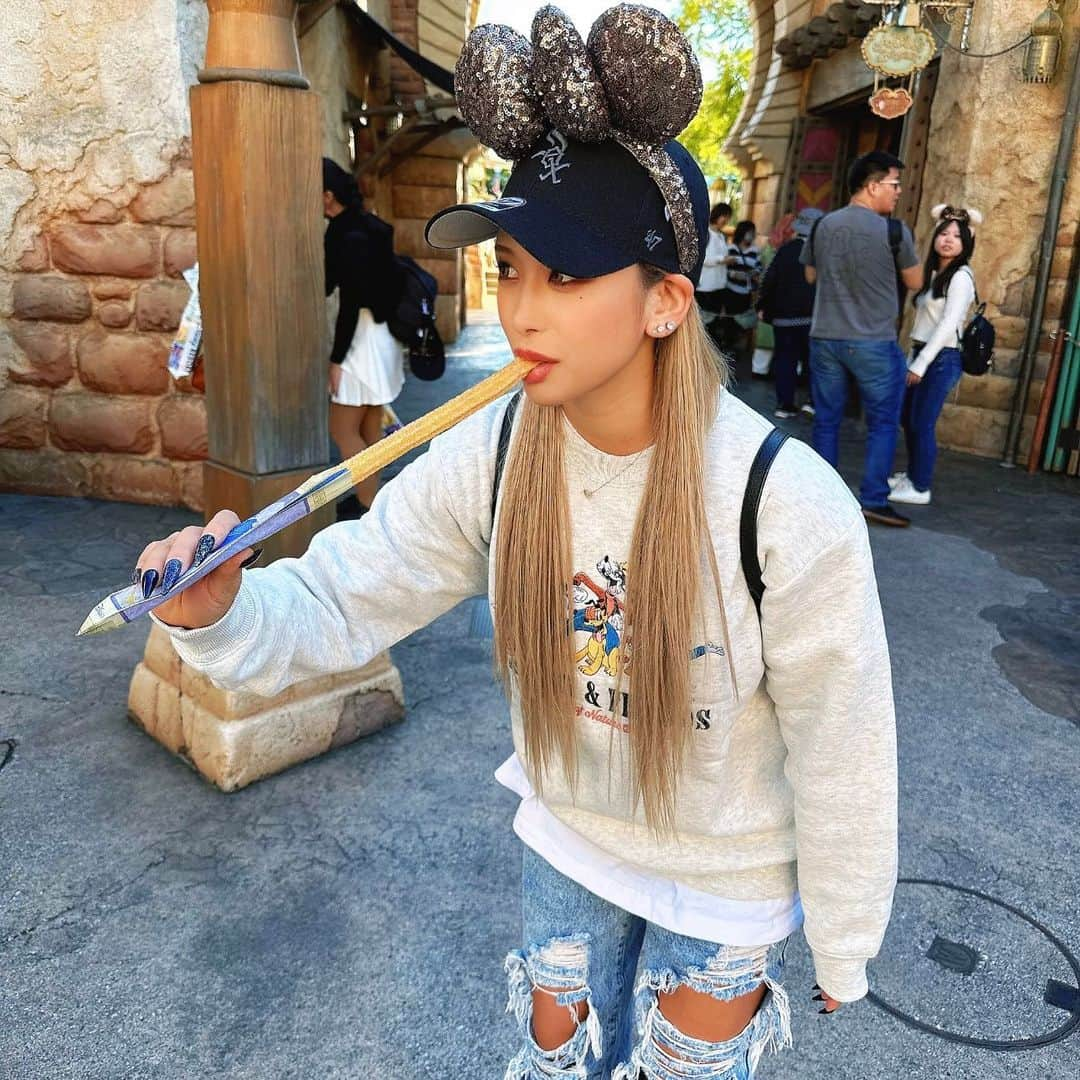 あちゅさんのインスタグラム写真 - (あちゅInstagram)「チュロス食べる時だいたい前かがみになる説🫵🏽  #disney #disneysea  #この歳は2本が限界 #それ以上は胃もたれします #でも全種類制覇したい気持ちはある #気持ちだけで生きれないのが大人 #というかばばあ」11月9日 19時28分 - achuuuu27