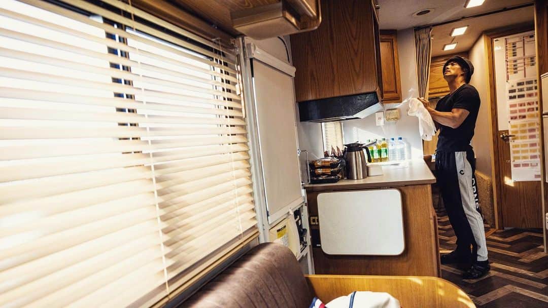 市原隼人のインスタグラム：「東京から車で3時間半程走り、地方での映像撮影でした。  いつも#moterhome で支度をする度に心が躍る…『このまま旅に出てこの中で生活してみたいなぁ』っと。 都会のコンクリートジャングルを抜けて、映画にでてくるみたいな広大な荒野を走り、ラフなスタイルで野生的な日々を送り、腹が減ったら腹を満たして、眠くなったら気が済むまで眠り、概念をぶち壊し、目の前の環境や出来事に身を委ね、通り過ぎる集落で夜な夜な酒を呑みながら出逢いが生まれたり、星空の下で夜風に吹かれながらコーヒーを淹れて何も考えずに時間の無駄遣いをしたり、オレンジとブルーの朝日に照らされてゆっくり目が醒めるような旅を。  …きっと、俺はこれからも毎日、呆れる程に何度も言うんだろうな『旅がしたい』って。笑  今日はそんな旅の夢が見れたらいいな。なんて想いながら帰路に着きましたとさっ。 #旅」