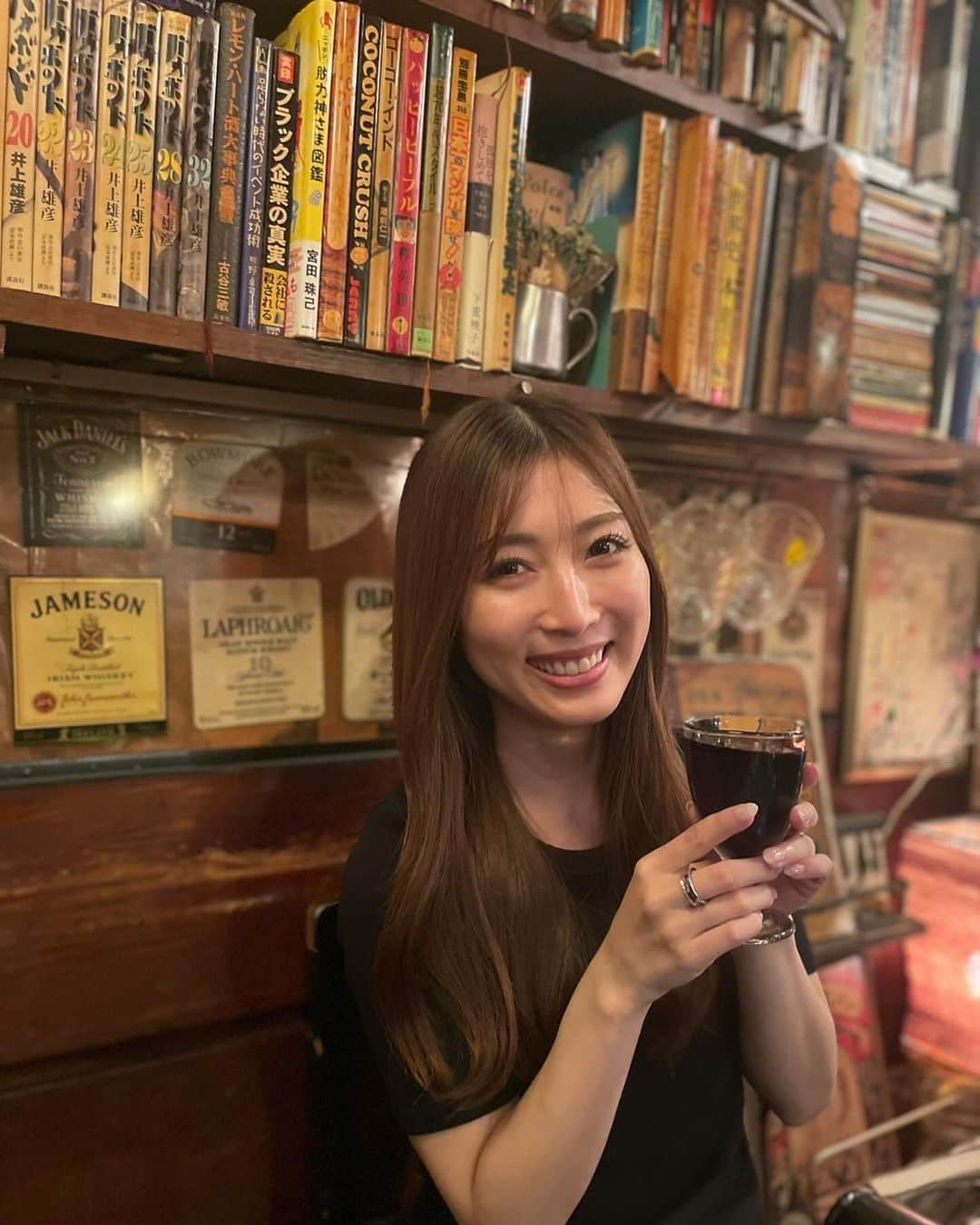 宇野栞菜（阿部栞菜）のインスタグラム：「レトロな感じの夜カフェ見つけた😇 🍷頂き🥰」