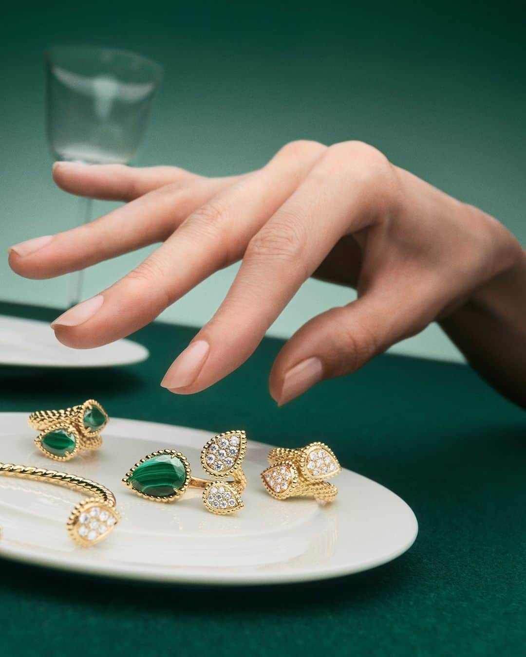 ブシュロンのインスタグラム：「Today on the menu: Boucheron's classic collection, first invented in 1968. There's never too much Serpent Bohème on your plate!⁣ ⁣ #EmeraldEnchantment⁣ #BoucheronHoliday」