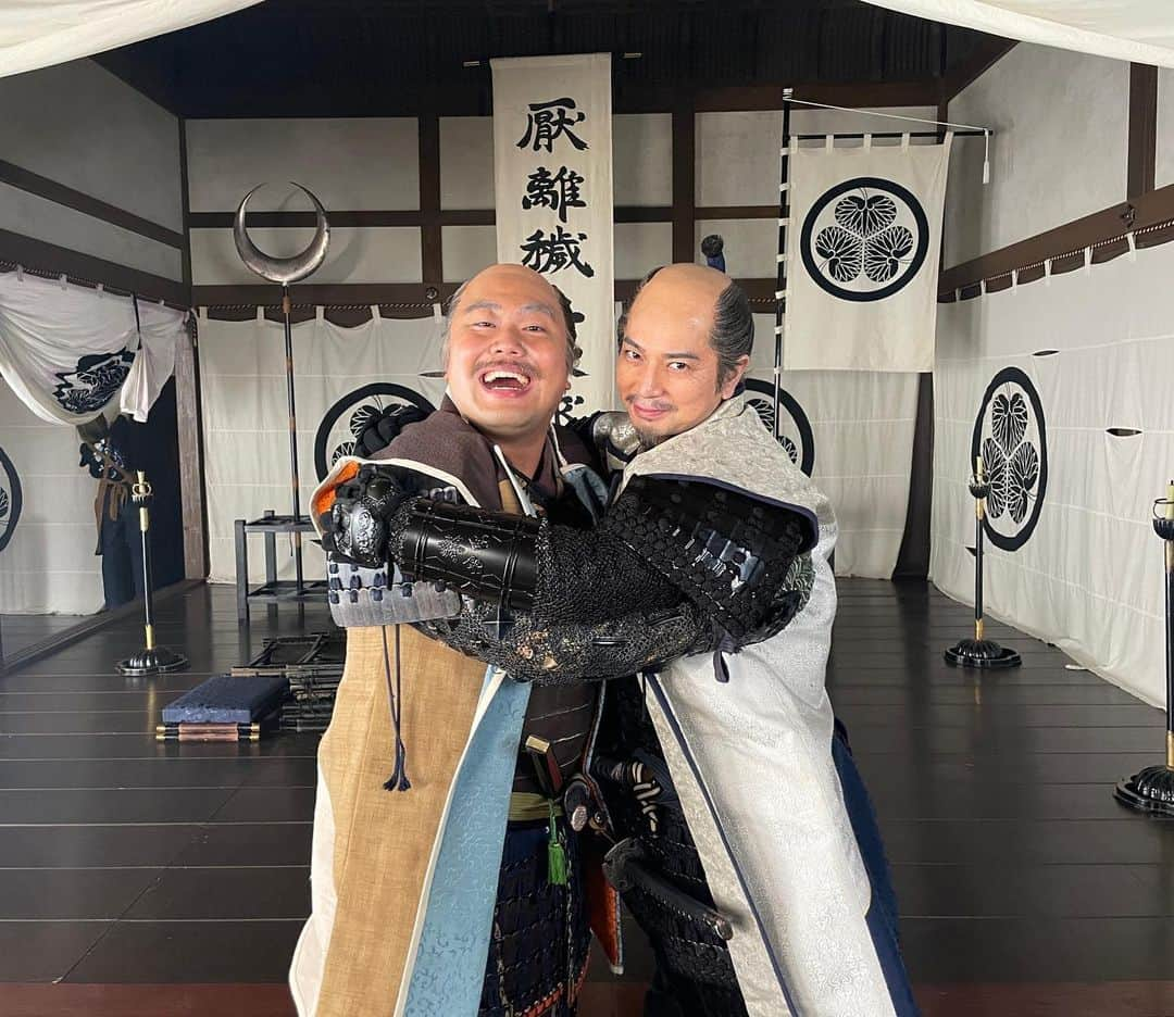 松本潤さんのインスタグラム写真 - (松本潤Instagram)「⁡ ⁡ 〜クランクアップ集〜 ⁡ 平岩親吉  岡部大さん ⁡ 第一話で駿府にいた人質時代からずーっと一緒にいた七之助もついにオールアップです。 ⁡ べーやんはいつも元気で現場を明るい空気にしてくれました。 バラエティなどハナコの活動もある中で常にセリフも完璧に入っていて、その大変さを感じさせない人。カッコいい芸人さん。 ⁡ お疲れ様でした！ また美味しいもの食べに行こうね！！ ⁡ Photo by Ieyasu & Staff ⁡ #どうする家康 #平岩親吉 #岡部大 #べーやん #お疲れ様でした！！ #小山評定 #厭離穢土欣求浄土 #みんなに囲まれてアップしました〜 #裕貴との仲良しショットも #ヒゲの七之助を見ると #クッキングパパを思い出します笑 #なんで？」11月9日 20時30分 - jun.matsumoto_ieyasu