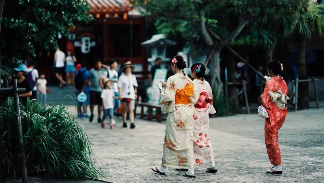 ESTINATE HOTELのインスタグラム：「『観光スポット紹介』首里城へ散策しませんか？🚶🏻‍♀️🏯 ⁠ 琉球王国の王の居城として知られ、沖縄での必訪スポット。中国と日本の建築様式を見事に融合させ、独自の琉球建築へと進化させた美しい場所です。守礼門など、魅力的なスポットが点在する首里城公園は、琉球文化を感じながら写真を撮りたい方におすすめ📸🌺 ⁠ ⁠ 📍ESTINATE HOTELからモノレール（美栄橋駅→首里駅）で30分。⁠ ⁠ ・⁠ ⁠ Exploring Shurijo Castle 🚶🏻‍♀️🏯 ⁠  Once the royal residence of the Ryukyu Kingdom, this iconic spot is a must-visit in Okinawa. The architecture beautifully blends Chinese and Japanese styles, evolving into a unique Ryukyuan masterpiece. Shurijo Castle Park, with its captivating spots like the Shureimon gate, offers a perfect backdrop for photo enthusiasts wanting to capture the essence of Ryukyu culture. 📸🌺 ⁠ ⁠ 📍Access: 30 minutes by monorail from ESTINATE HOTEL (Miebashi Station to Shuri Station). ⁠ ⁠ ⁠ ⁠----⁠ ESTINATE HOTEL NAHAは、旅の次が見つかるカジュアルホテルです！👉️@estinate_hotel_naha⁠ ⁠ 『旅は不完全なほどおもしろい、旅の計画には余白を。⁠ それは、あなたの旅が素晴らしい体験になる第一歩』⁠ ⁠ #estinatehotel⁠ #estinatelounge⁠ #livelyhotels⁠ #LIVELYHOTELS #ライフスタイルホテル ⁠ #デザインホテル #おしゃれホテル #ホテルライフ #ホテルステイ #旅の思い出⁠ #japanhotel #lifestylehotel #designhotel #traveljapan #discoverjapan #naha#okinawatrip#okinawalife#okinawalifestyle#那覇#沖縄旅行#沖縄日常#沖縄行きたい#首里城 #琉球文化」