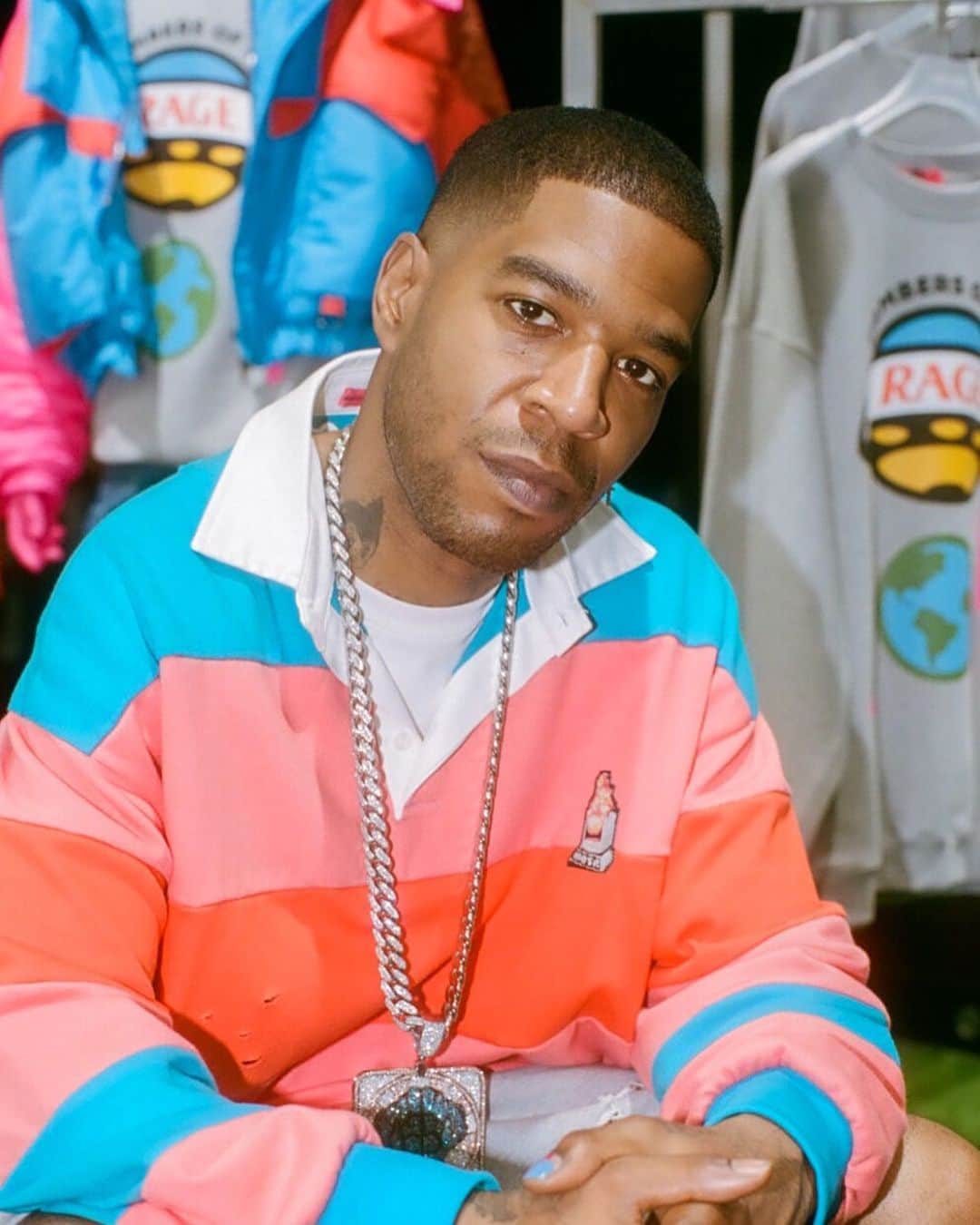 Olliemagazineのインスタグラム：「. Ollie WEB  HIPHOPでグラミーを沸かせた 伝説的ラッパーの現在地 -Kid Cudi-  @kidcudi  @membersoftherage   近年急激に市民権を広げてきたHIPHOPだが、現在のようにお茶の間を席巻し始めたのはつい最近の話だ。それまでは、HIPHOP＝ギャングスタとか、それ以外にもハードコアなイメージが強く、世間一般にその音楽が届くことはまずなかったはず。ではなぜ、これまでにHIPHOPというジャンルが広まったのかを考えた時、そのきっかけを作った先にいるのがアメリカはクリーブランド出身のアーティストKid Cudiだ。自身初となるアルバム『A Kid Named Cudi』を先駆けに、ジャンルの垣根を跨ぎヒットソングをアウトプットし続けてきた彼は、時にはメンタルイルネスとも闘いながら、HIPHOPの可能性を広げてきた。今回はそんなCudiが自身のブランド=＜MEMBERS OF THE RAGE＞をローンチするとの情報を聞きつけたので、その現在地を辿るためNUBIAN HARAJUKUへ足を運んだ。  Photograph_Cho Ongo @cho_ongo  POP UP at NUBIAN TOKYO @nubian_tokyo   WEBサイトにて記事公開中。 プロフィール欄からURLをチェック。  #olliemagazine#ollie#streetculture#street#skateboard#skate#music#hiphop#rap#art#fashion」