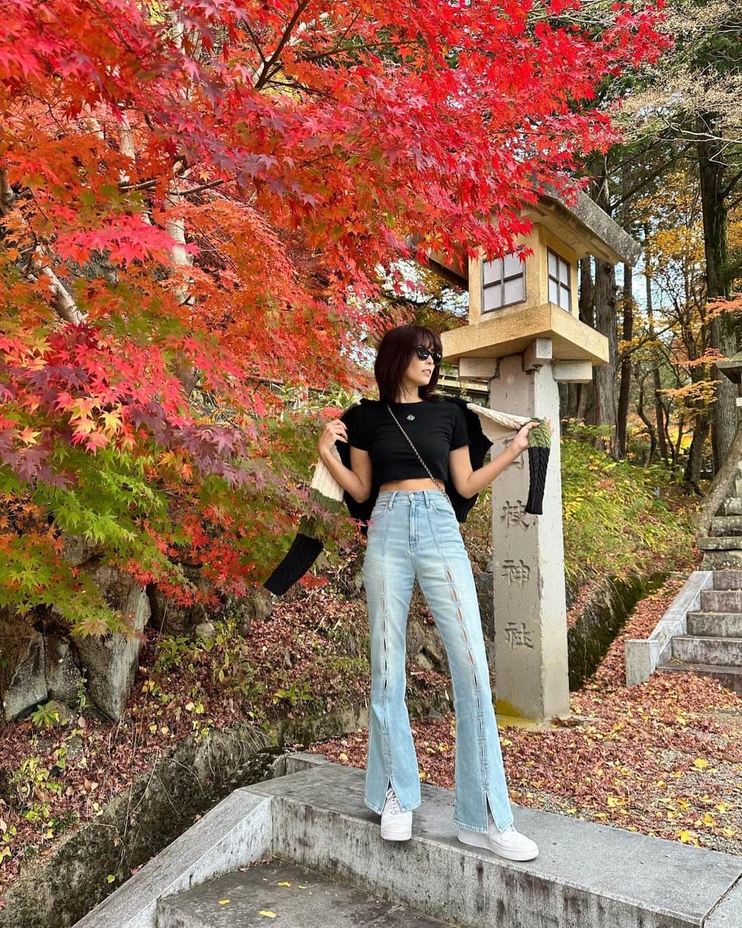 ききまるさんのインスタグラム写真 - (ききまるInstagram)「紅葉🍁 . 飛騨高山にある日枝神社。 . 紅葉始まりでキレイでうっとりした🥹🍁 (📝11/9 ) . 今年初めてちゃんと秋を感じたわ🍂 . とっても静かで風の音、水の音、葉っぱの音 ぜーんぶ聴こえて癒された  . .  . . sunglasses : @gentlemonster  tops : @royalparty_official  knit : @murua_official  denim : @evris_official  sneaker : @niketokyo  bag : @chanelofficial  . . .  . -—————————  ききまる♡自己紹介  💠インスタ歴10年現在フォロワー45万人 💠猫と犬と東京のど真ん中で暮らす26歳 💠事務所無所属(フリーランス) 💠TikTok & Twitter & Therdsも ㊙️ファンサイト開設しました❤️‍🔥 ハイライトの『裏垢』からチェックしてね . フォロー、保存、コメント嬉しいです✨       (((( 　@kikigram_97 ))))   ——————————  . #岐阜旅行　#岐阜観光　#飛騨高山　#飛騨高山旅行 #飛騨高山紅葉 #紅葉　#紅葉狩り #紅葉スポット #紅葉シーズン #紅葉🍁 #gifu #giftrip #gifujapan #hidatakayama #hidatakayamamemories #takayama #hieshrine  #japantravel #japantrip #japanlife #japanphoto #japanstyle #japanphotography #japantravelphoto #japannature」11月9日 19時32分 - kikigram_97