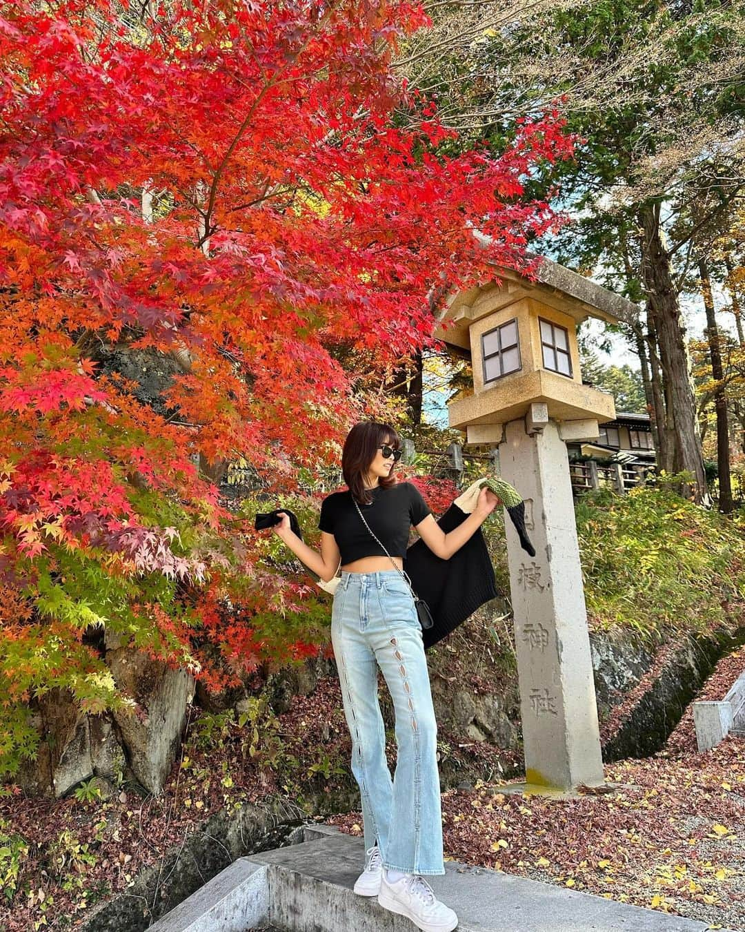 ききまるさんのインスタグラム写真 - (ききまるInstagram)「紅葉🍁 . 飛騨高山にある日枝神社。 . 紅葉始まりでキレイでうっとりした🥹🍁 (📝11/9 ) . 今年初めてちゃんと秋を感じたわ🍂 . とっても静かで風の音、水の音、葉っぱの音 ぜーんぶ聴こえて癒された  . .  . . sunglasses : @gentlemonster  tops : @royalparty_official  knit : @murua_official  denim : @evris_official  sneaker : @niketokyo  bag : @chanelofficial  . . .  . -—————————  ききまる♡自己紹介  💠インスタ歴10年現在フォロワー45万人 💠猫と犬と東京のど真ん中で暮らす26歳 💠事務所無所属(フリーランス) 💠TikTok & Twitter & Therdsも ㊙️ファンサイト開設しました❤️‍🔥 ハイライトの『裏垢』からチェックしてね . フォロー、保存、コメント嬉しいです✨       (((( 　@kikigram_97 ))))   ——————————  . #岐阜旅行　#岐阜観光　#飛騨高山　#飛騨高山旅行 #飛騨高山紅葉 #紅葉　#紅葉狩り #紅葉スポット #紅葉シーズン #紅葉🍁 #gifu #giftrip #gifujapan #hidatakayama #hidatakayamamemories #takayama #hieshrine  #japantravel #japantrip #japanlife #japanphoto #japanstyle #japanphotography #japantravelphoto #japannature」11月9日 19時32分 - kikigram_97