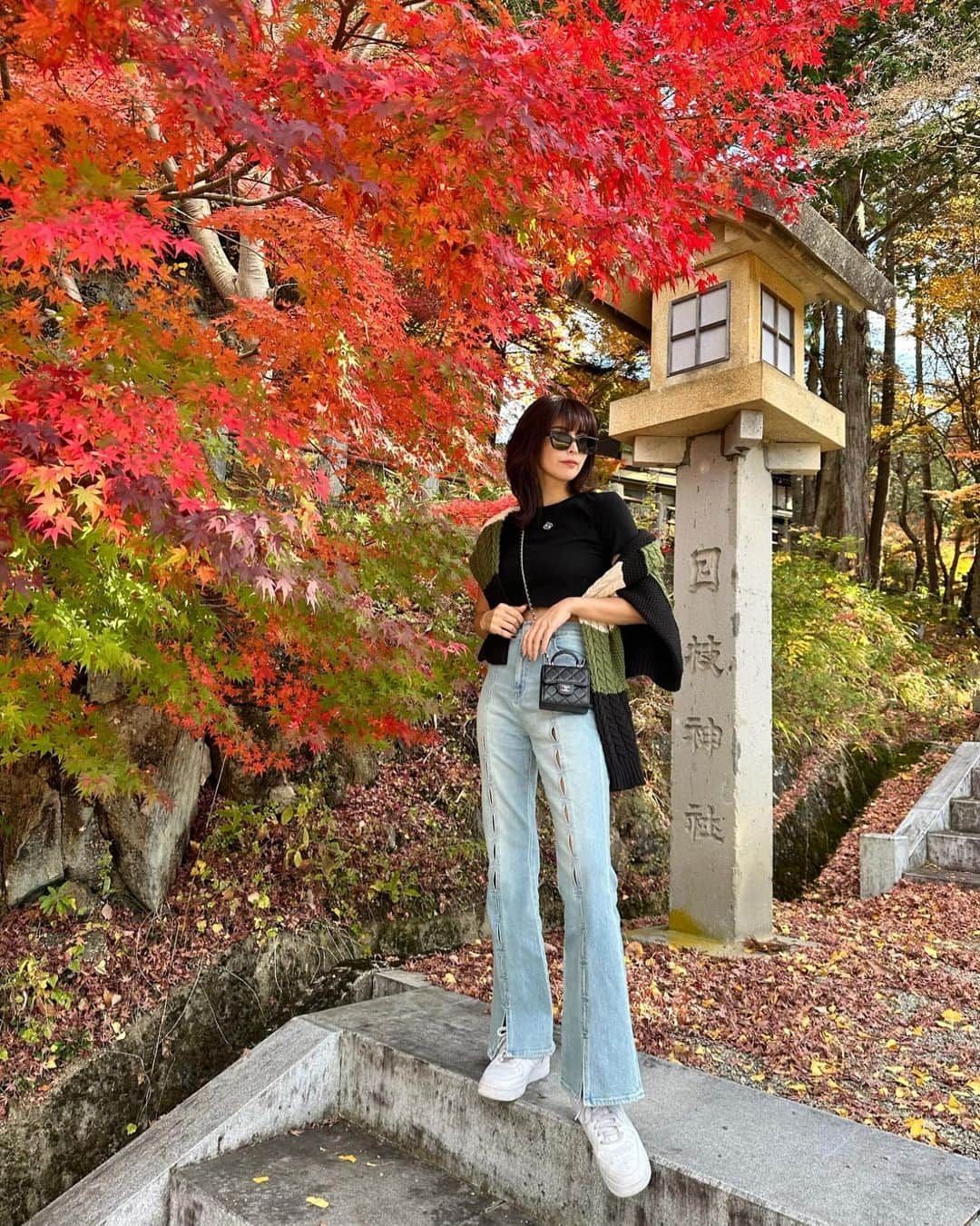 ききまるのインスタグラム：「紅葉🍁 . 飛騨高山にある日枝神社。 . 紅葉始まりでキレイでうっとりした🥹🍁 (📝11/9 ) . 今年初めてちゃんと秋を感じたわ🍂 . とっても静かで風の音、水の音、葉っぱの音 ぜーんぶ聴こえて癒された  . .  . . sunglasses : @gentlemonster  tops : @royalparty_official  knit : @murua_official  denim : @evris_official  sneaker : @niketokyo  bag : @chanelofficial  . . .  . -—————————  ききまる♡自己紹介  💠インスタ歴10年現在フォロワー45万人 💠猫と犬と東京のど真ん中で暮らす26歳 💠事務所無所属(フリーランス) 💠TikTok & Twitter & Therdsも ㊙️ファンサイト開設しました❤️‍🔥 ハイライトの『裏垢』からチェックしてね . フォロー、保存、コメント嬉しいです✨       (((( 　@kikigram_97 ))))   ——————————  . #岐阜旅行　#岐阜観光　#飛騨高山　#飛騨高山旅行 #飛騨高山紅葉 #紅葉　#紅葉狩り #紅葉スポット #紅葉シーズン #紅葉🍁 #gifu #giftrip #gifujapan #hidatakayama #hidatakayamamemories #takayama #hieshrine  #japantravel #japantrip #japanlife #japanphoto #japanstyle #japanphotography #japantravelphoto #japannature」