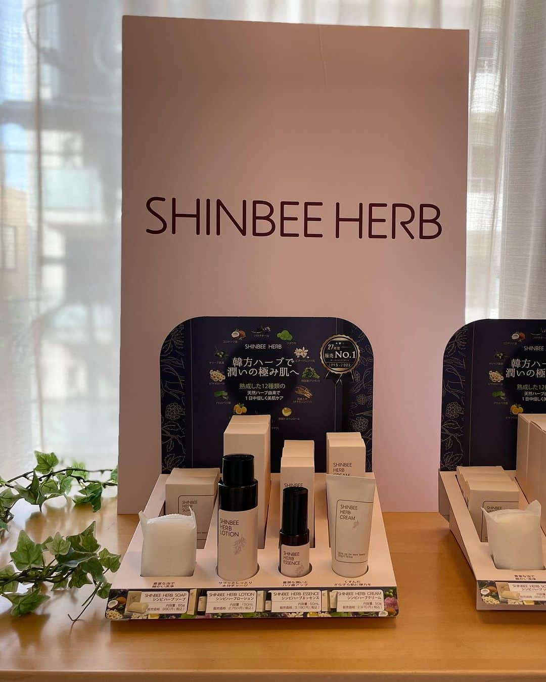 Miku Hirata 平田未来さんのインスタグラム写真 - (Miku Hirata 平田未来Instagram)「シンビジャパン(@shinbeejapan )の 秋の新商品タッチアップDaysに参加してきました！  VoCEベスト韓国コスメ1位を受賞した センテリアン２４をはじめ、 About　Tone の新商品、 フランクリーなど、 シンビジャパンの売れ筋アイテムを お試しできました✨  実際に企業の方のお話を聞くことで 製品に込められた意味や 開発の経緯など コスメの裏側をじっくり知れたように思えます🩷  そうして使ってみると より深くアイテムを使えたり 身近に感じられました！   センタリアン24 国民的ブランド「マデカソル」を 開発した東国製薬のシリーズ！  📍アットコスメトーキョーでも ポップアップが開催されます 11/8-11/21 1階ローラメルシェ裏壁面にて！  アバウトトーンは リターントュベーシックの アイシャドウは 陰影をつけたり チークやシェーディングをつけたりできるそう！  こちらも サンタリアン24のあと 同じ場所で 11/33-12/5までアットコスメトーキョーにて ポップアップが開催されるそう✨  フランクリーは以前にもPRさせていただきました！  ビタミン美容液はじめ、 今回はもちもち毛穴セラムのクローザーセラム、 クローザーセラもご紹介いただきました！  レチノールクリームも使うのが楽しみです✨  ココスターのリップマスクは インパクトありますね💋  乾燥の季節になるので こちらも使うのがたのしみです✨  最後に SHINBEE(シンビ)からは 漢方をベースにした シンビーハーブシリーズ💜🌿  ハーブローションの香りと もちもちなのにさっぱりとした テクスチャーが 気持ちいいです💜  またそれぞれ使ってレビューします！  #pr #shinbeejapan #センテリアン24 #センテリアン #centellian24 #東国製薬 #マデカソル #abouttone #アバウトトーン #returntobasic #シャドウパレット  #フランクリー #franklycosmetics #オリーブヤング #ビタミンc21セラム #レチノールクリーム #kocostar #シンビハーブ #シンピシリーズ  #」11月9日 19時41分 - miku.hirata