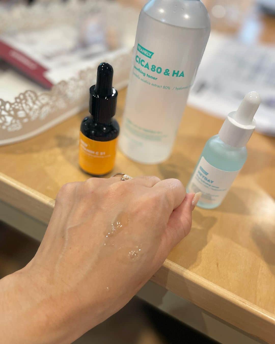 Miku Hirata 平田未来さんのインスタグラム写真 - (Miku Hirata 平田未来Instagram)「シンビジャパン(@shinbeejapan )の 秋の新商品タッチアップDaysに参加してきました！  VoCEベスト韓国コスメ1位を受賞した センテリアン２４をはじめ、 About　Tone の新商品、 フランクリーなど、 シンビジャパンの売れ筋アイテムを お試しできました✨  実際に企業の方のお話を聞くことで 製品に込められた意味や 開発の経緯など コスメの裏側をじっくり知れたように思えます🩷  そうして使ってみると より深くアイテムを使えたり 身近に感じられました！   センタリアン24 国民的ブランド「マデカソル」を 開発した東国製薬のシリーズ！  📍アットコスメトーキョーでも ポップアップが開催されます 11/8-11/21 1階ローラメルシェ裏壁面にて！  アバウトトーンは リターントュベーシックの アイシャドウは 陰影をつけたり チークやシェーディングをつけたりできるそう！  こちらも サンタリアン24のあと 同じ場所で 11/33-12/5までアットコスメトーキョーにて ポップアップが開催されるそう✨  フランクリーは以前にもPRさせていただきました！  ビタミン美容液はじめ、 今回はもちもち毛穴セラムのクローザーセラム、 クローザーセラもご紹介いただきました！  レチノールクリームも使うのが楽しみです✨  ココスターのリップマスクは インパクトありますね💋  乾燥の季節になるので こちらも使うのがたのしみです✨  最後に SHINBEE(シンビ)からは 漢方をベースにした シンビーハーブシリーズ💜🌿  ハーブローションの香りと もちもちなのにさっぱりとした テクスチャーが 気持ちいいです💜  またそれぞれ使ってレビューします！  #pr #shinbeejapan #センテリアン24 #センテリアン #centellian24 #東国製薬 #マデカソル #abouttone #アバウトトーン #returntobasic #シャドウパレット  #フランクリー #franklycosmetics #オリーブヤング #ビタミンc21セラム #レチノールクリーム #kocostar #シンビハーブ #シンピシリーズ  #」11月9日 19時41分 - miku.hirata