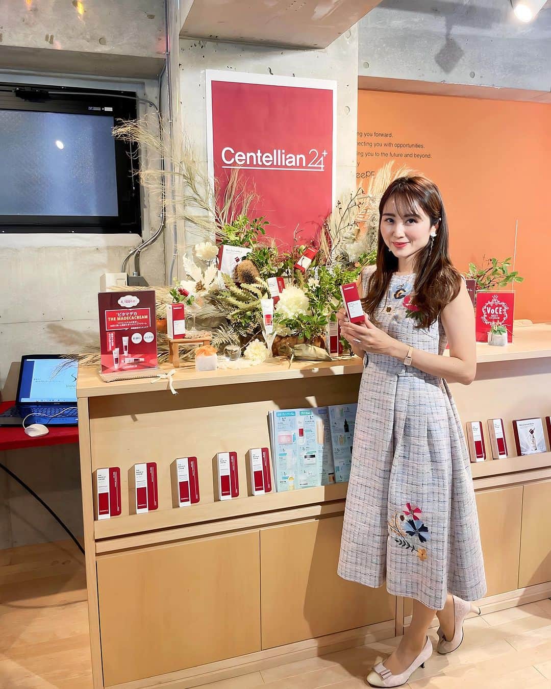 Miku Hirata 平田未来さんのインスタグラム写真 - (Miku Hirata 平田未来Instagram)「シンビジャパン(@shinbeejapan )の 秋の新商品タッチアップDaysに参加してきました！  VoCEベスト韓国コスメ1位を受賞した センテリアン２４をはじめ、 About　Tone の新商品、 フランクリーなど、 シンビジャパンの売れ筋アイテムを お試しできました✨  実際に企業の方のお話を聞くことで 製品に込められた意味や 開発の経緯など コスメの裏側をじっくり知れたように思えます🩷  そうして使ってみると より深くアイテムを使えたり 身近に感じられました！   センタリアン24 国民的ブランド「マデカソル」を 開発した東国製薬のシリーズ！  📍アットコスメトーキョーでも ポップアップが開催されます 11/8-11/21 1階ローラメルシェ裏壁面にて！  アバウトトーンは リターントュベーシックの アイシャドウは 陰影をつけたり チークやシェーディングをつけたりできるそう！  こちらも サンタリアン24のあと 同じ場所で 11/33-12/5までアットコスメトーキョーにて ポップアップが開催されるそう✨  フランクリーは以前にもPRさせていただきました！  ビタミン美容液はじめ、 今回はもちもち毛穴セラムのクローザーセラム、 クローザーセラもご紹介いただきました！  レチノールクリームも使うのが楽しみです✨  ココスターのリップマスクは インパクトありますね💋  乾燥の季節になるので こちらも使うのがたのしみです✨  最後に SHINBEE(シンビ)からは 漢方をベースにした シンビーハーブシリーズ💜🌿  ハーブローションの香りと もちもちなのにさっぱりとした テクスチャーが 気持ちいいです💜  またそれぞれ使ってレビューします！  #pr #shinbeejapan #センテリアン24 #センテリアン #centellian24 #東国製薬 #マデカソル #abouttone #アバウトトーン #returntobasic #シャドウパレット  #フランクリー #franklycosmetics #オリーブヤング #ビタミンc21セラム #レチノールクリーム #kocostar #シンビハーブ #シンピシリーズ  #」11月9日 19時41分 - miku.hirata