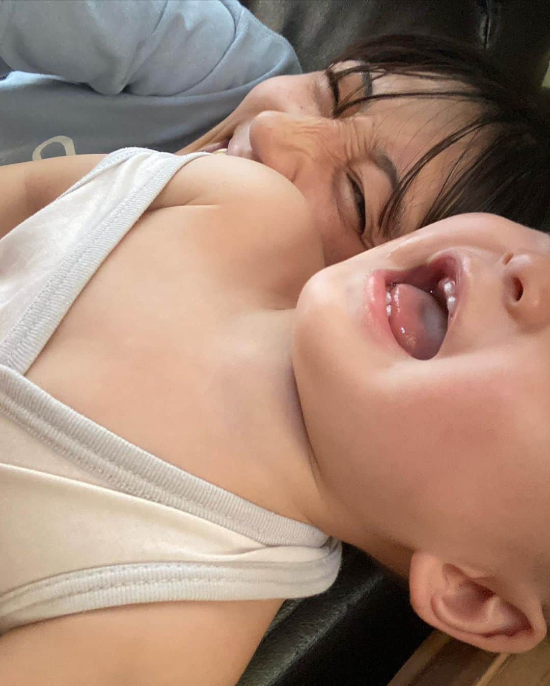 沙田瑞紀のインスタグラム：「歯が生えて🦷ハイハイもできるようになった娘👊 ばぶみ全開で秋を迎えてくれて最高だし、夕方散歩すると空がきれいでしあわせ🍁だが、カーディガン姿が可愛過ぎてツライ(2枚目)」