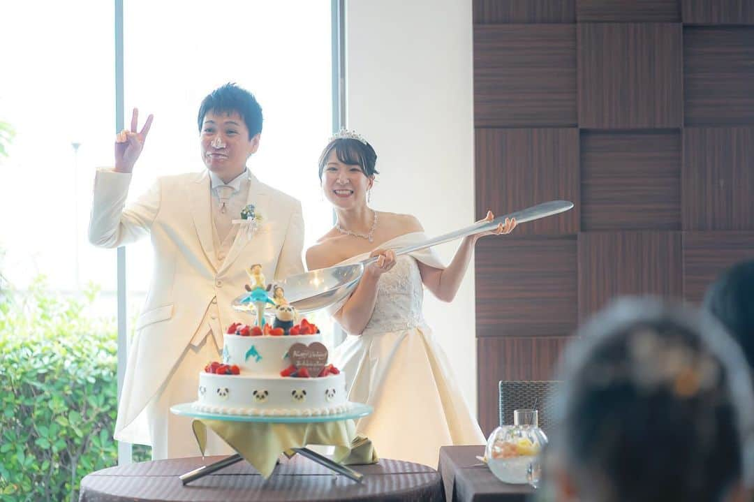 17人をフォロー中 【結婚式場】ラヴィマーナ神戸ウエディングさんのインスタグラム写真 - (17人をフォロー中 【結婚式場】ラヴィマーナ神戸ウエディングInstagram)「ケーキ入刀&ファーストバイト ⁡ 新婦様から新郎様へは大きなビッグスプーンで🥄 おふたりらしさと笑顔が溢れる演出です💕 ⁡ ⁡ ⁡  #ラヴィマーナ神戸 #プレ花嫁 #結婚準備 #結婚式準備 #神戸結婚式場 #大阪結婚式場 #式場探し #カップルレポート #リゾートウェディング #オリジナルウェディング #ナチュラルウェディング #ガーデンウェディング #ロケーションフォト #前撮り #フォトウェディング #海が見えるチャペル #海が見える結婚式場 #エスクリ花嫁 #ravimanakobe #ravimana#wedding #marry #resort #resortwedding #届かない想いはない #dlw#ラグナプリエ#lagunaprie」11月9日 19時35分 - ravimanakobe.wedding