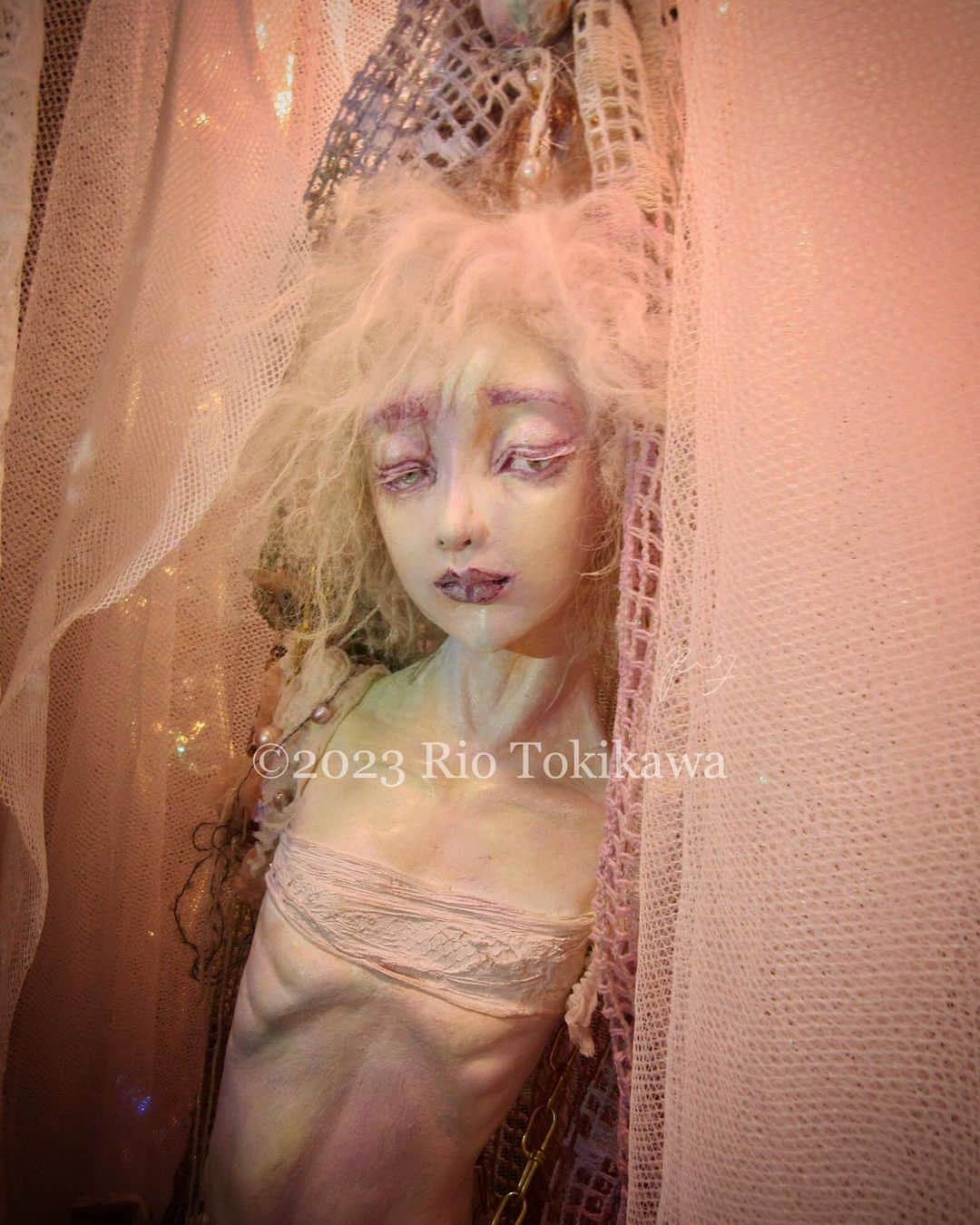 時川りおさんのインスタグラム写真 - (時川りおInstagram)「"La libération de Lilith" My new work for the current exhibition.  The theme of the doll is "Liberation" of Lilith, or those who are oppressed.  2023 95×25×15cm Stoneclay, oil, Antique Cloths,brass,etc…  【Exhibition】 Two weeks after Halloween A joint exhibition of doll ateliers will be held at Ondine, Higashi Koenji ,Tokyo🎃. The theme of the exhibition is "Paradise" and it will be held jointly with Ryu Kimura's atelier. Please come and visit us! ✨  Paradise -Paraiso Atelier Kajuen and Iogiikoku Tenshi Shokai Joint atelier Exhibition 10/31(Tue) - 11/12(Sun)  18:00~23:00 (Sat & Sun 14~23:00) Closed on Mon.  †††††††††††  「La libération de Lilith」 について。  現在会期後半、展示中のリリスですが 実は背景によってメインで出てくる色味が変わる塗装をしています。 今回は壁の色の関係で紫っぽく見えますが、他の色だとまた違う雰囲気を醸し出します。 私のリリスはクィアなリリスです。 一色に定義しないという想いを込めています🌈  2023年作 95×25×15cm 石塑、油彩、古布、真鍮他  「楽園～ぱらいそ～」 Gallery Cafe&Bar オンディーヌ 10/31(火)～11/12(日)  火～金　18～23時　 土日祝　14～23時　月曜休  #gallery #ギャラリー　#美術　#artgallery #japanartgallery #artdoll #球体関節人形 #bjd #ドール　#originaldoll #展覧会情報 #美術展 #人形　#sculpture #newcontemporaryart #artbjd #fantasyart #riotokikawa  #pride🌈 #lgbtq」11月9日 19時35分 - riotokikawa_doll