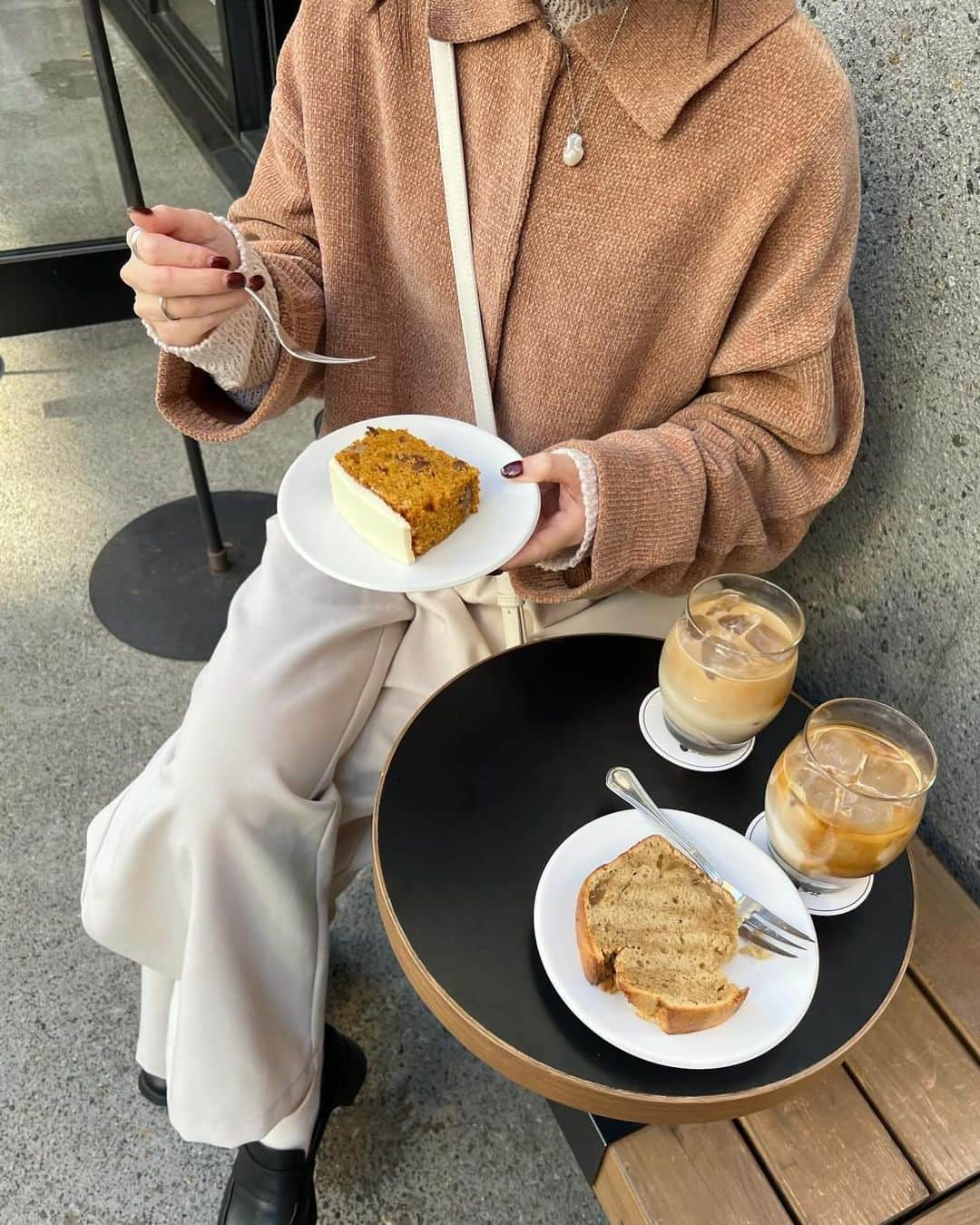 まるさんのインスタグラム写真 - (まるInstagram)「📍No. ( 代々木上原 )  おしゃれなカフェだった〜☕️🤍  モールニットは @hinari_official 新作😌🫶🏻」11月9日 19時35分 - marumaru1530