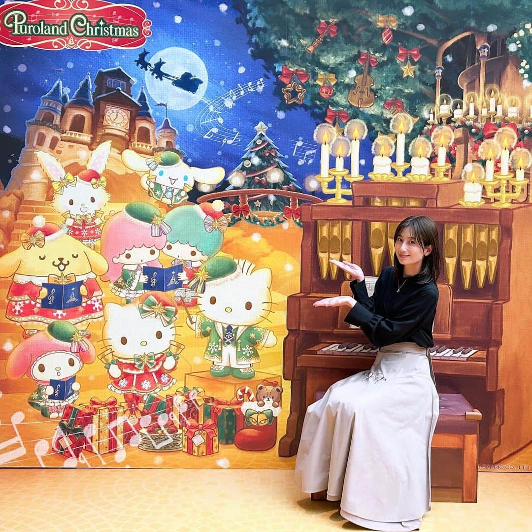 河村唯（うめ子）さんのインスタグラム写真 - (河村唯（うめ子）Instagram)「「Puroland Christmas」先行お披露目会 ご招待されたので、いってきました。  季節外れの暑さ。 もはや、サンタは波に乗れるんじゃないかと思うほどの 昼の気候。  クリスマスはまだまだ先で想像しにくい...と思いきや 屋内テーマパーク、、、すごい。 入って終えば一気に夢。  気分は12月25日でした。  今回も、お目当てはショー。 "一緒に歌いましょ🎵"タイプのショーがとても斬新で✨ 少し前まで、声も出せなかった会場で みんなで合唱できるのは感慨深いです。  イルミネーションもとても綺麗で、 カップルで観たら、もうそれはロマンチックなんじゃないかと💚😍  「なりたい自分になっちゃおうよ！」ハロウィン時のクロミちゃんの声がまだ脳裏に残ってる今。 なりたい自分になっちゃおうかと、 ダンスの先生業務の再開を誓った。  そんな自分にとっても、 一つ、ショーっていうのは沁みるもんがあります。 今シーズンも鑑賞できる幸せ。 本当によかったです^_^  フードやグッズも、人気爆発するんだろうなぁ^_^ ざ！クリスマスという感じで、話題になること間違いなしだと思います🌈✨✨ かわいいをどれだけ生み出せるんですか！😭✨✨✨  動画は、フォトセッション時。 フォトセッションに参加したことないもんですから 流されるまま、もみくちゃになりました😂 だがしかし、流れ着いた先で 隙間から撮れるという奇跡を見ました。笑 クールにアップしてるけど、実際、こんなに大変だったりするのね😱✨  クリスマスイベント、楽しかったです😊✨  #ピューロアンバサダー #先行お披露目会 #ピューロランドクリスマス」11月9日 19時37分 - kawamurayui_