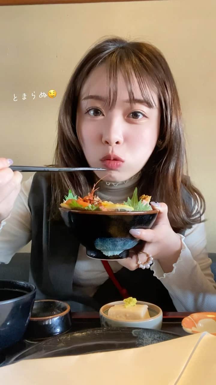 辰巳さくら（さくてん）のインスタグラム：「とまらぬ食欲🤤🩷  #食べる女子 #グルメ女子 #グルメスタグラム  #和歌山ランチ #和歌山グルメ #和歌山カフェ  #海鮮丼ランチ #わかうら食堂 #わかうら」