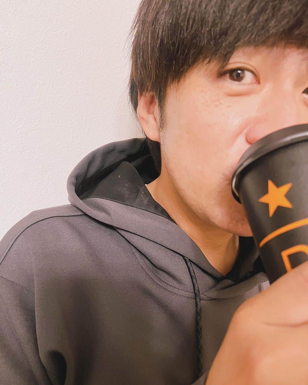 藤澤ノリマサのインスタグラム：「*  やっぱりコーヒーが好き☕️  #藤澤ノリマサ #コーヒー #スタバ #ホット #今日は #ミルクも入れない #砂糖は入れない  *」