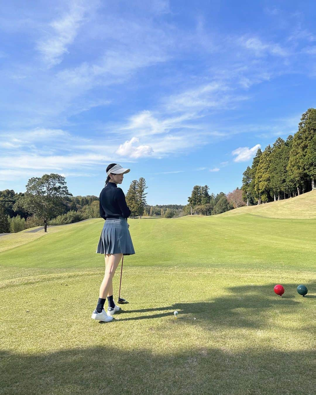 佐藤優里亜のインスタグラム：「夏は暑い、冬は寒い、うるさくてすみません😂🤍 今ベストシーズン！⛳️ 13〜20℃ 朝はSUIC @suicgolf のカーディガン羽織って寒さ対策。 日中は暖かかった✌🏻 トップスは普段着 @tarajarmon_jp  スカート/サンバイザー @byesquise  シューズ @adidasgolf   #yuriagolf #golf #ゴルフ #ゴルフ女子 #ゴルフウェア #ゴルフコーデ」