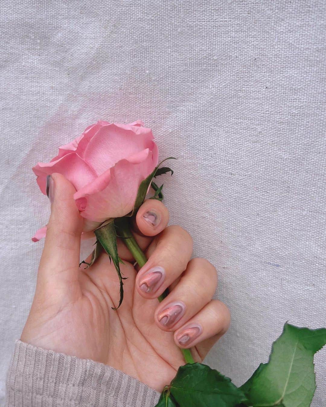 かーなーのインスタグラム：「. . @9re_nailatelier × ピンクの薔薇 ＝ 💗 毎回デザイン可愛い過ぎて写真撮りまくり…♡  お花は、親友が結納で 1番綺麗に咲いてた薔薇をわたしにくれた🌹愛.  #nail」