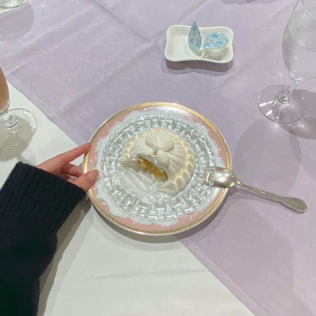 冴木柚葉のインスタグラム：「. 『特別食堂』のモンブラン 美味しすぎて震えた…！  いつも私の知らない素敵を教えてくれる　@txkrm と ♡  #日本橋三越  #特別食堂」