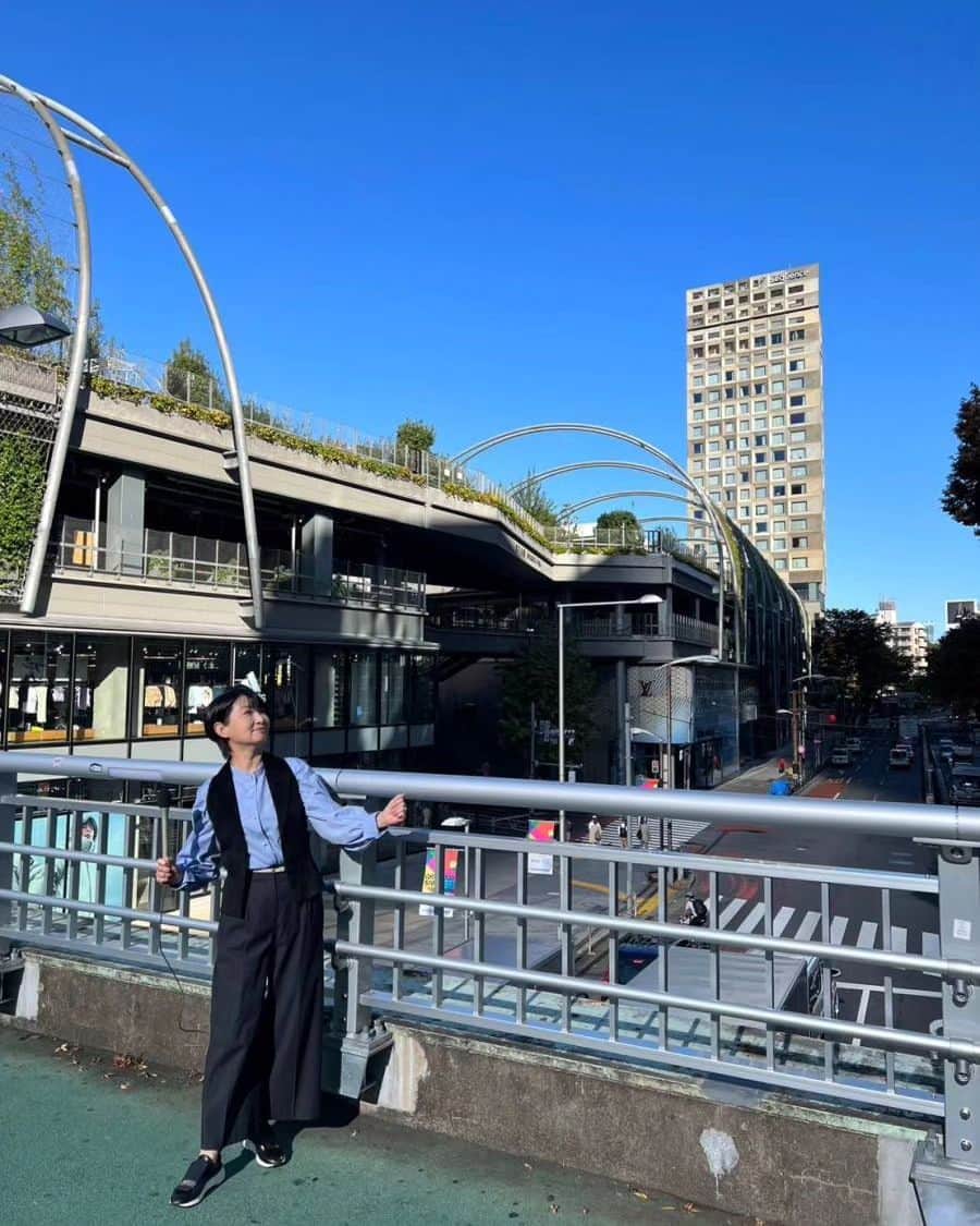 小島奈津子さんのインスタグラム写真 - (小島奈津子Instagram)「2023.11.9 朝8:00から 渋谷の交差点&宮下パーク前の交差点で、突撃インタビュー🎤 キレイなお姉さんが、 わ〜、小さい頃から観てましたー📺 と言ってくださり🙇朝の忙しい時間、快く応えてくださいました。 ありがとうございます🙇  めざまし中継時代、朝から突撃インタビュー、いっぱいしてたんだよ、と、若いディレクターさんに言ったら、すごく驚かれた😁 #突然奈津子でございます #遠くへテレフォン 分かる人には分かるかな？！🙌 懐かしいでしょ😂😂😂  #右手にマイク持ってます　🎤🎤🎤」11月9日 19時41分 - kojimanatsuko_official