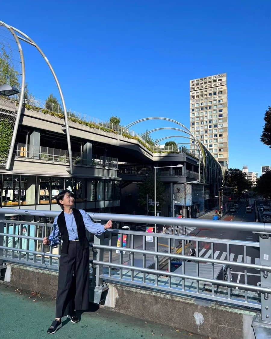 小島奈津子のインスタグラム：「2023.11.9 朝8:00から 渋谷の交差点&宮下パーク前の交差点で、突撃インタビュー🎤 キレイなお姉さんが、 わ〜、小さい頃から観てましたー📺 と言ってくださり🙇朝の忙しい時間、快く応えてくださいました。 ありがとうございます🙇  めざまし中継時代、朝から突撃インタビュー、いっぱいしてたんだよ、と、若いディレクターさんに言ったら、すごく驚かれた😁 #突然奈津子でございます #遠くへテレフォン 分かる人には分かるかな？！🙌 懐かしいでしょ😂😂😂  #右手にマイク持ってます　🎤🎤🎤」