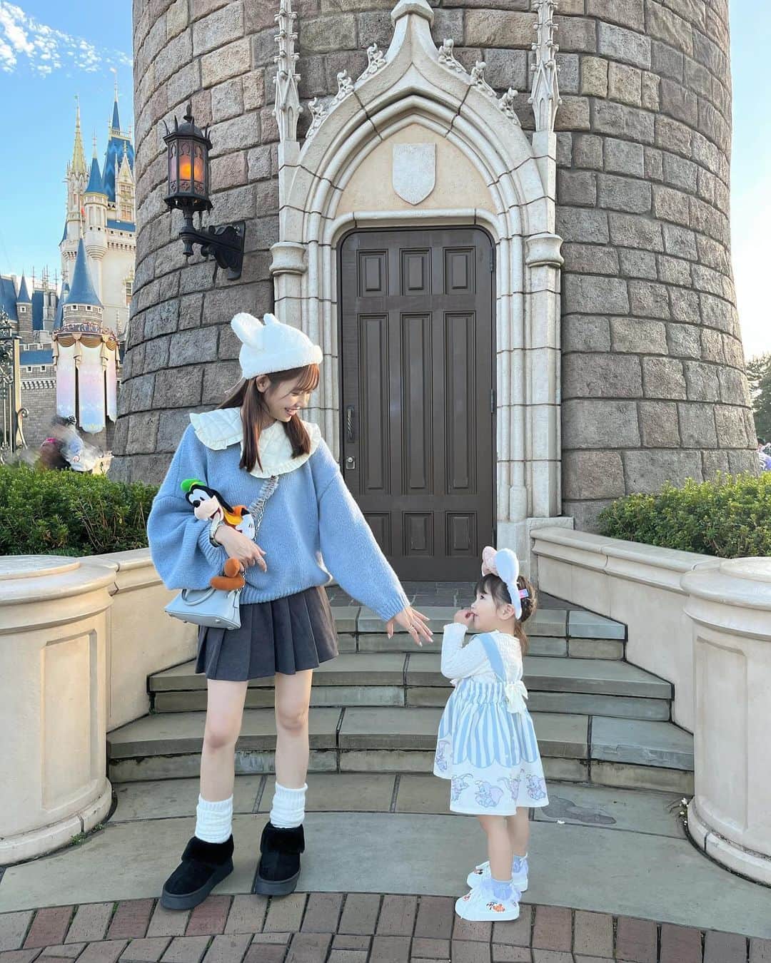 はやめいさんのインスタグラム写真 - (はやめいInstagram)「. 今回のディズニーの 好きな写真まとめ 💎️.*  3枚目は大好きなピノキオの アトラクションの乗り場で 興奮しているむすめっちです👧🏻笑  #こども #こどものいる生活#シングルマザー#シンママ#シンママライフ#こどものいる暮らし#キッズ#ママスタグラム #むすめふく#プチプラコーデ#mamagirl#ママファッション#ママコーデ#親子服#親子コーデ#2歳9ヶ月 #ディズニー#ディズニーコーデ #子連れディズニー#ディズニーランド #TDL」11月9日 19時51分 - haya.mei