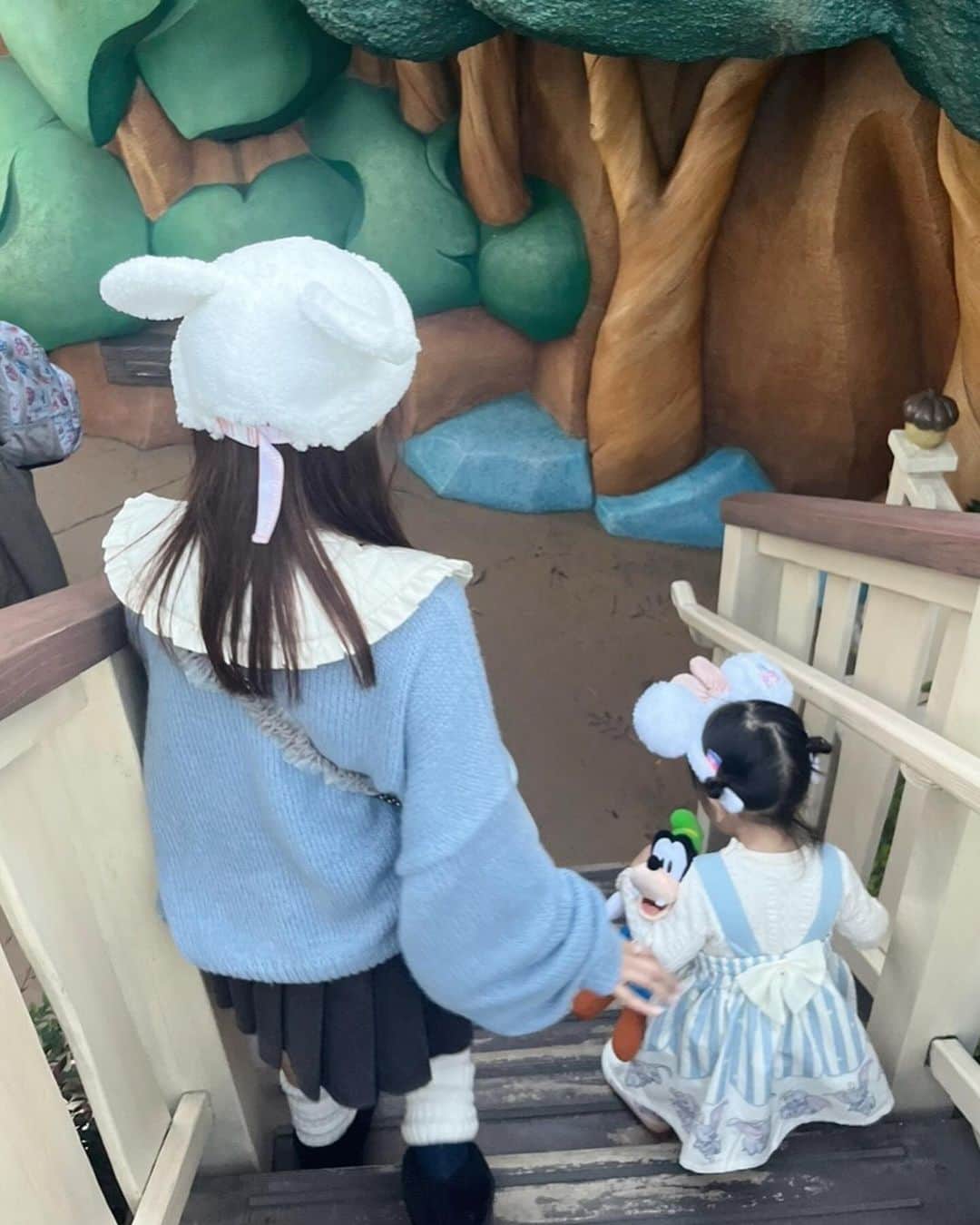 はやめいさんのインスタグラム写真 - (はやめいInstagram)「. 今回のディズニーの 好きな写真まとめ 💎️.*  3枚目は大好きなピノキオの アトラクションの乗り場で 興奮しているむすめっちです👧🏻笑  #こども #こどものいる生活#シングルマザー#シンママ#シンママライフ#こどものいる暮らし#キッズ#ママスタグラム #むすめふく#プチプラコーデ#mamagirl#ママファッション#ママコーデ#親子服#親子コーデ#2歳9ヶ月 #ディズニー#ディズニーコーデ #子連れディズニー#ディズニーランド #TDL」11月9日 19時51分 - haya.mei