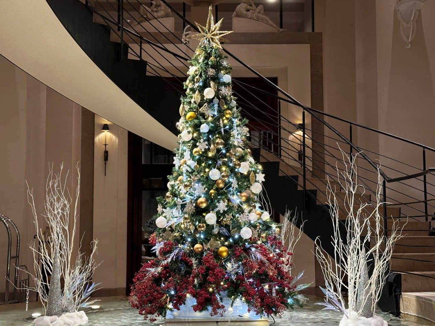hotel nikko kanazawa ホテル日航金沢のインスタグラム：「// クリスマスの装いになりました 🪄❤️💚  ロビーにクリスマスツリーが登場しました✨ エントランスやレストランもクリスマス一色です☺  オーセンティックなクリスマスの世界観で、 大切な方と、心温まるクリスマスをお過ごしください🌟  みなさまのご来館をお待ちしております🎅🏻´-  #ホテル日航金沢#クリスマス#クリスマス2023#クリスマスツリー#オーセンティック」