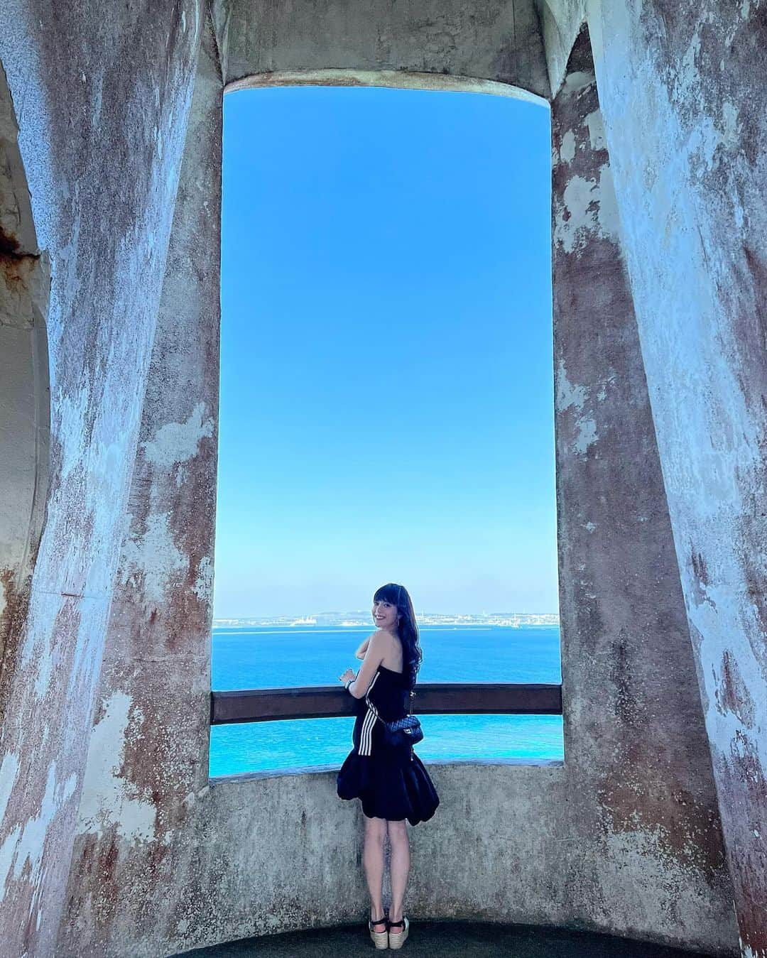 三谷紬さんのインスタグラム写真 - (三谷紬Instagram)「🏝️🌺 夏備忘録。 宮古島♡ 今回は旅行ではなかったけれど、 行ったついでに少し観光もできました☺️ 昨年も行ったけれど、 本当に大好きな場所です🫰 夏にあやかった服装も楽しい。 実はこれスカートなんですが、 ベアトップのワンピースとして着てみました🖤 * #宮古島#miyakoisland#miyako#宮古#宮古ブルー#宮古島旅行#観光#前浜ビーチ#牧山展望台#宮古島好きな人と繋がりたい#海#sea#リフレッシュ#refresh#プライベート#夏の思い出#備忘録#テレビ朝日#アナウンサー#三谷紬」11月9日 19時44分 - mitani_tsumugi