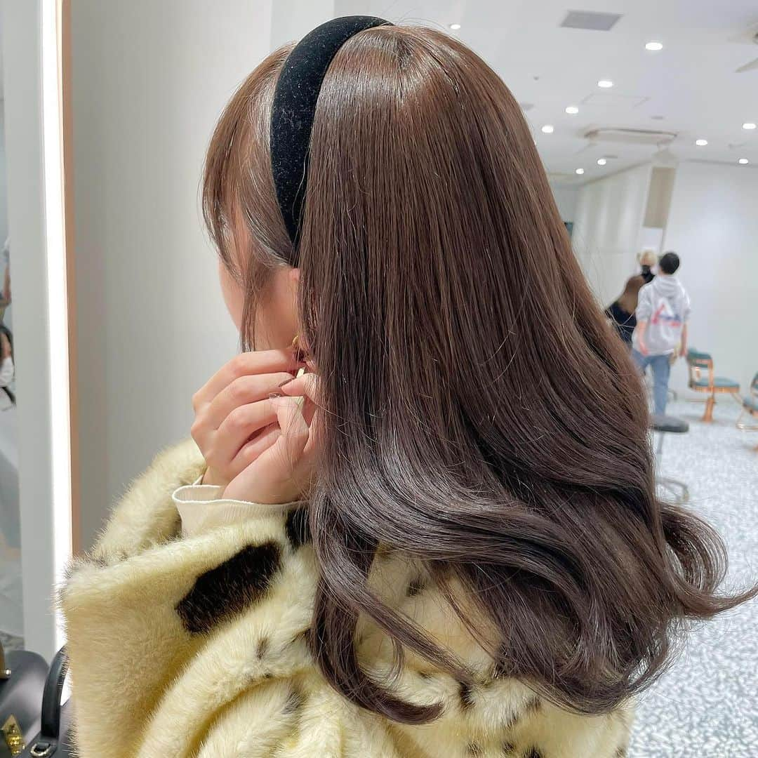 RiLiさんのインスタグラム写真 - (RiLiInstagram)「うるツヤヘアで垢抜けまちがいなし✊🏻✨【冬の透明感ヘアカラー】🪄🫧  今年ももう残すこと約2カ月👀.′.′ クリスマスデートや女子会、冬休みの旅行など 大事なイベントを控えている子も多いのでは❔🎅🏻🎀  とびっきりカワイイ状態でイベントを迎えるために、 ヘアカラーをメンテナンスするのがオススメ💇‍♀️✨  クリスマス前などは混み合うから早めに予約しておくと安心だよ😌🫶  R i L i 編 集 部 🫧 Editor-chief @aosimmdr Editor @micomy_02 Writer @pink_breathing   🤍🤍🤍  Special thanks💐 Photo by⁣⁣ p.1 __saho_  p.2 @renna_tabata  p.3 @rio_girly  p.4 @rio_girly  p.5 @momohair104  p.6 @kinomi_tanimoto  p.7 @momohair104  p.8 @yuki__hayakawa   RiLiで紹介してもらいたい子は #rili_tokyo を付けてね❕  ⁣ #透明感カラー #秋カラー #冬カラー #艶カラー #ヘアアレンジ #簡単ヘアアレンジ #ブリーチなしカラー #ブリーチなしダブルカラー #オリーブカラー #オリーブベージュ #ベージュカラー #ダークブラウンカラー #ピンクカラー #チョコレートカラー #ココアカラー #ラベンダーカラー #ミルクティーベージュ #ガーリーヘア  #韓国ヘア #お洒落さんと繋がりたい」11月9日 19時47分 - rili.tokyo