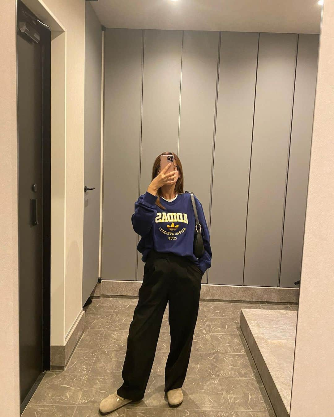 ᴱᴸᵞさんのインスタグラム写真 - (ᴱᴸᵞInstagram)「comfy fit🤍 スウェットなのにVネックが珍しくて 一目惚れしたトップスはあえてLサイズに！  ずっと悩んでたボストンも 買って正解だった〜🧦  11月なのにアウターなしでも 出かけられるの楽すぎね✌🏻  outfit details top @adidasoriginals  bottom @uniqlo  bag @polene_paris  shoes @birkenstock」11月9日 19時47分 - diary___ely