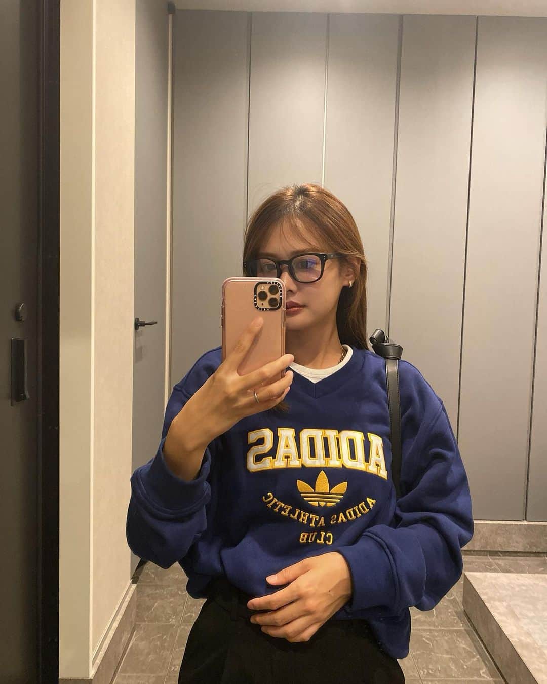 ᴱᴸᵞのインスタグラム：「comfy fit🤍 スウェットなのにVネックが珍しくて 一目惚れしたトップスはあえてLサイズに！  ずっと悩んでたボストンも 買って正解だった〜🧦  11月なのにアウターなしでも 出かけられるの楽すぎね✌🏻  outfit details top @adidasoriginals  bottom @uniqlo  bag @polene_paris  shoes @birkenstock」